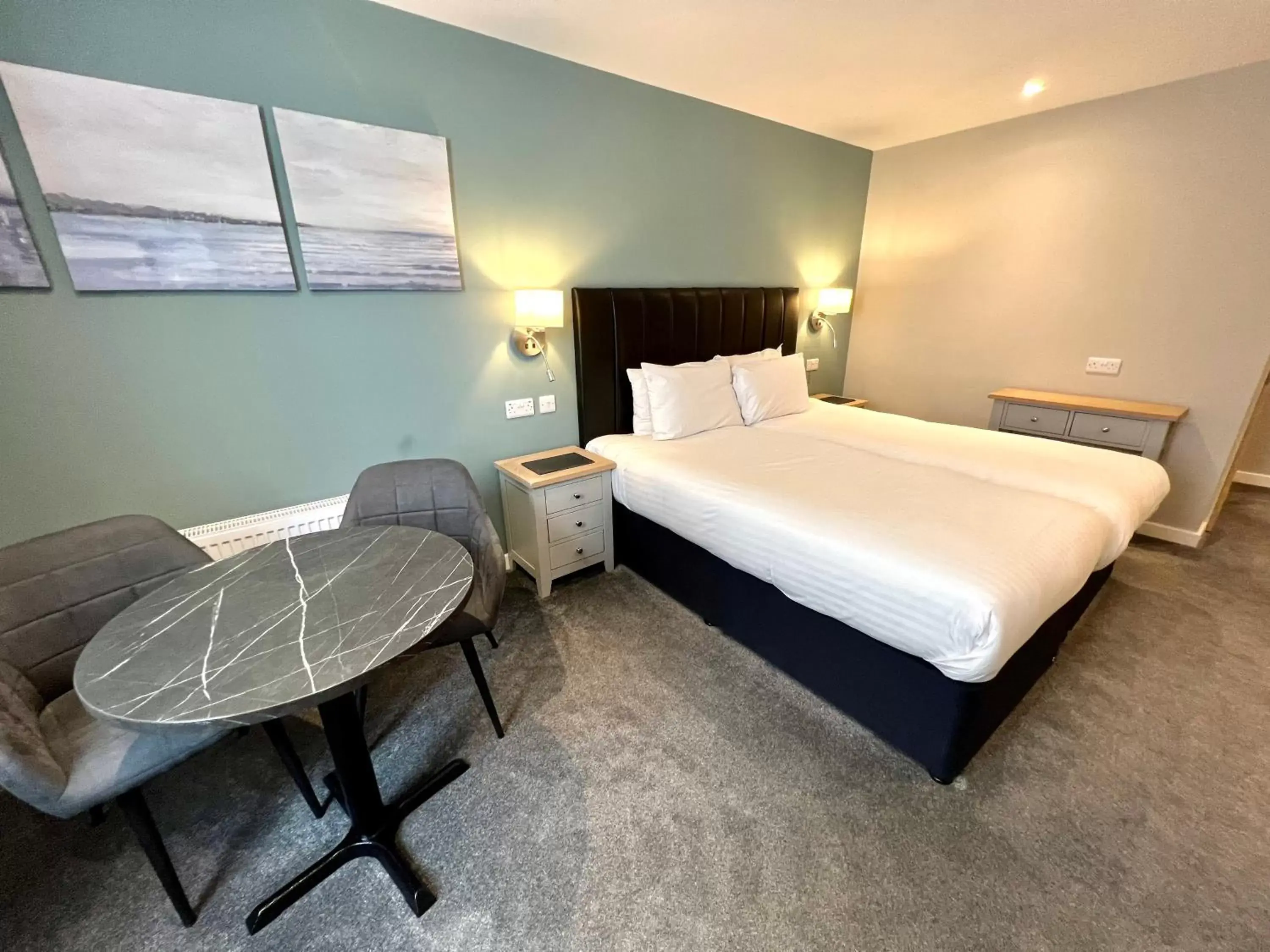 Ground Floor Twin Room in South Lawn Hotel Ground Floor Twin Room in South Lawn Hotel