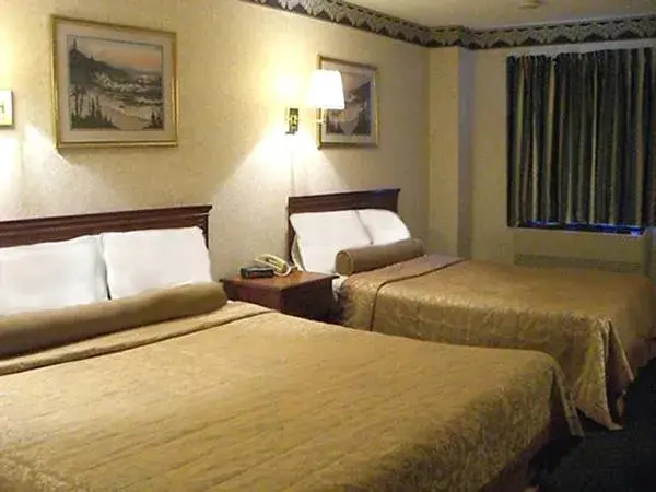 Double Room with Two Double Beds - Non-Smoking in Red Carpet Inn Williamstown Double Room with Two Double Beds - Non-Smoking in Red Carpet Inn Williamstown