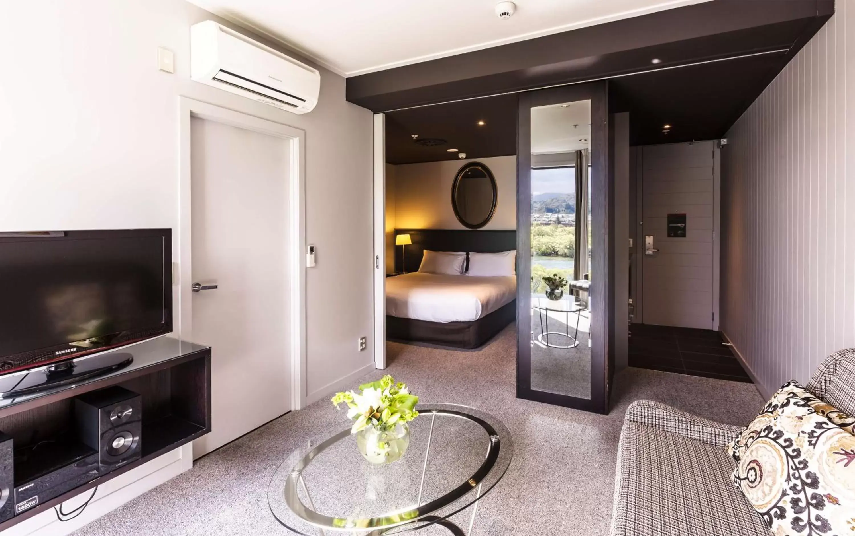 Deluxe King Room with Lake View and Kitchenette in DoubleTree by Hilton Queenstown Deluxe King Room with Lake View and Kitchenette in DoubleTree by Hilton Queenstown