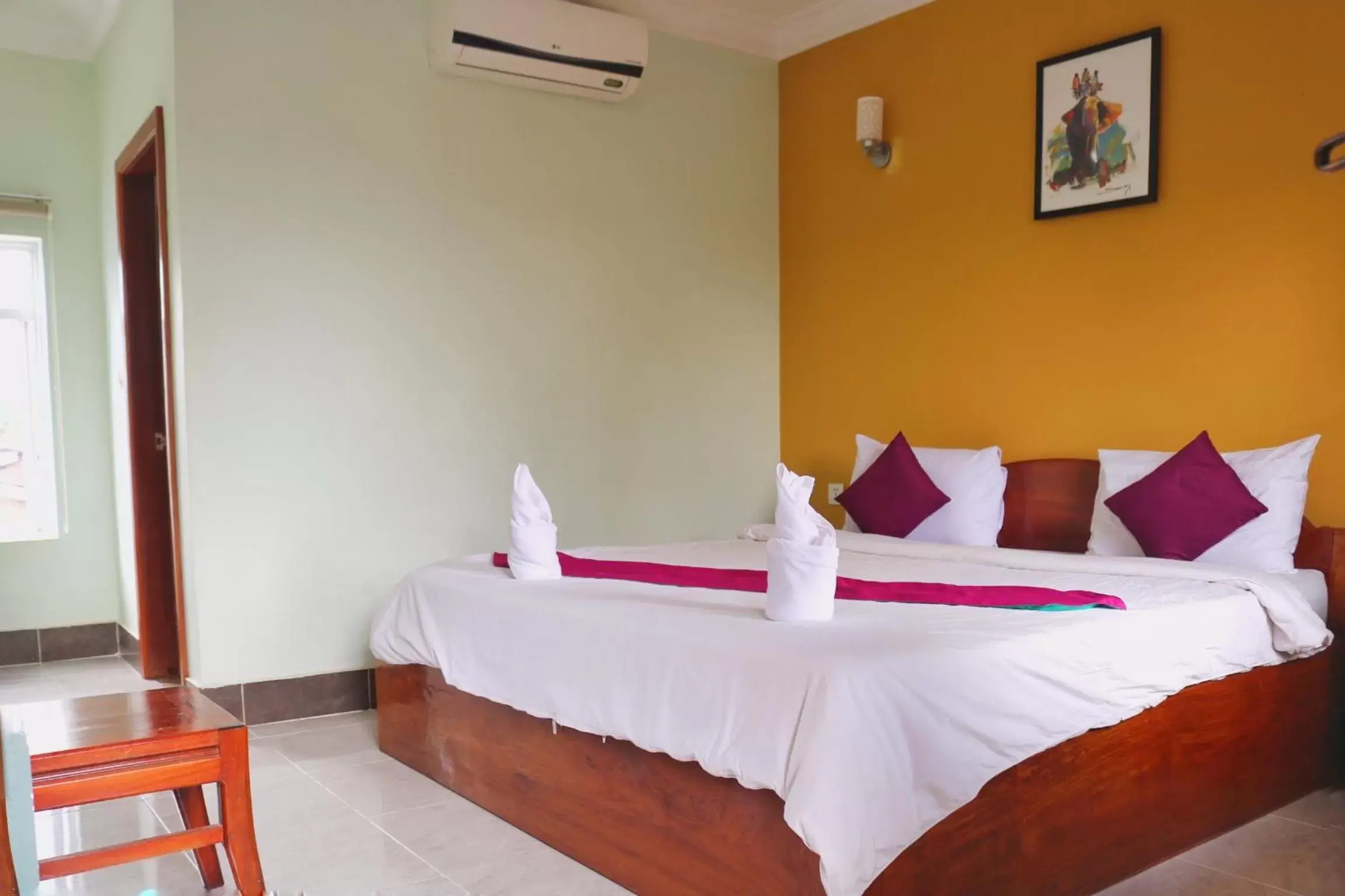 Superior Double Room in Neakru Guesthouse and Restaurant Superior Double Room in Neakru Guesthouse and Restaurant