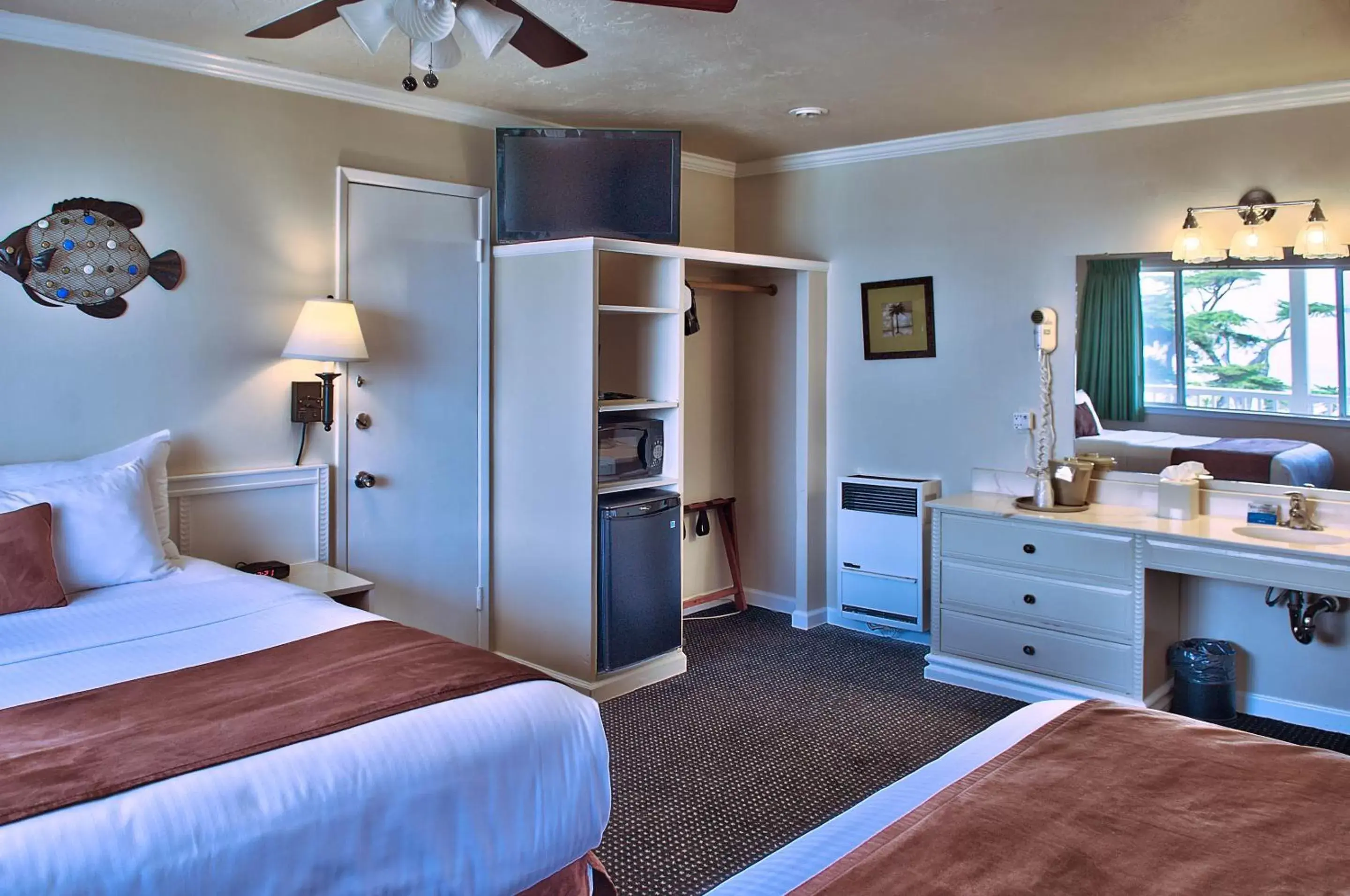 Queen Room with Two Queen Beds - Top Floor in Lovers Point Inn Queen Room with Two Queen Beds - Top Floor in Lovers Point Inn