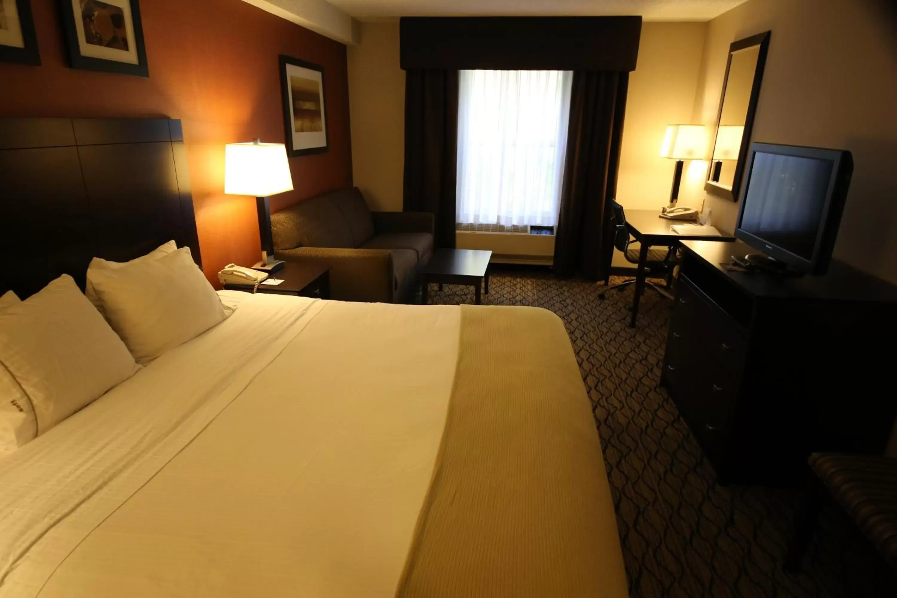 Suite with Roll in Shower - Hearing Accessible/Non-Smoking in Holiday Inn Express Danbury I-84, an IHG Hotel Suite with Roll in Shower - Hearing Accessible/Non-Smoking in Holiday Inn Express Danbury I-84, an IHG Hotel