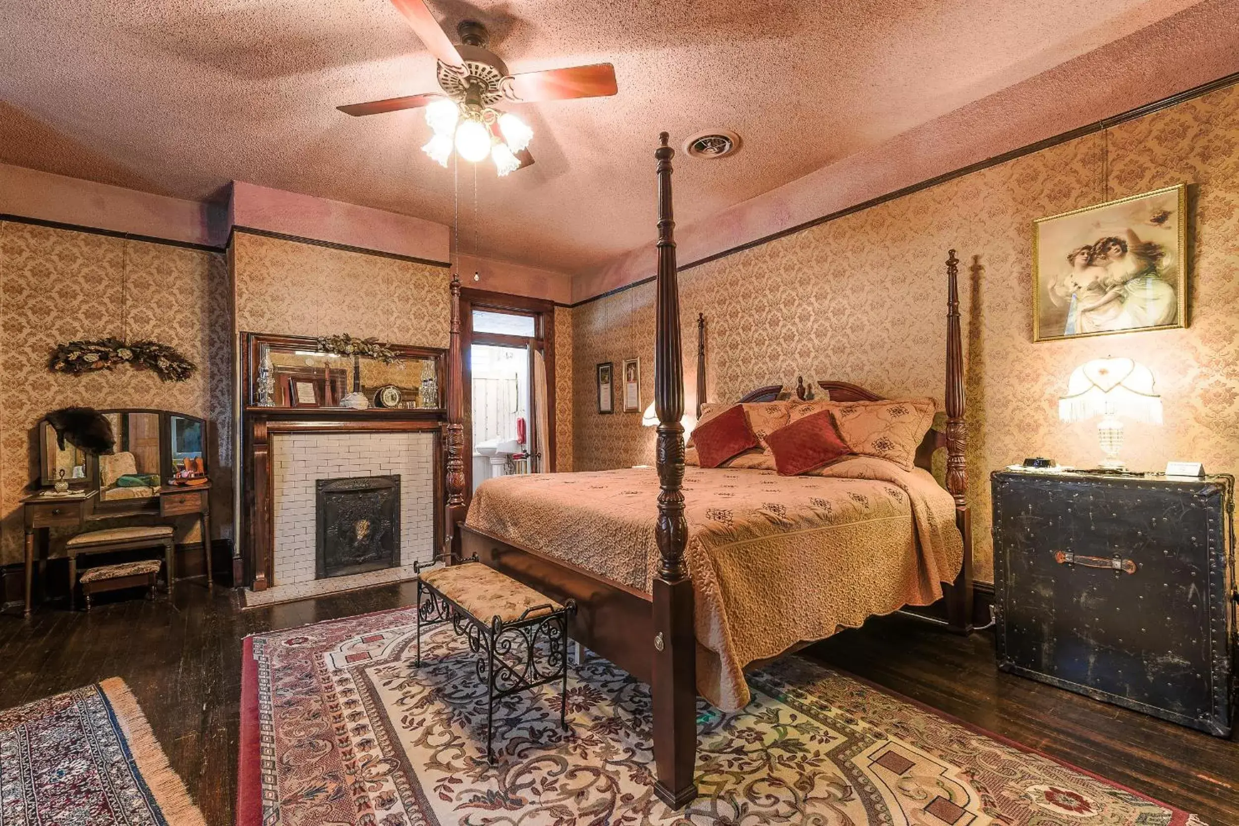 Deluxe King Room in Simmons-Bond Inn Bed & Breakfast Deluxe King Room in Simmons-Bond Inn Bed & Breakfast