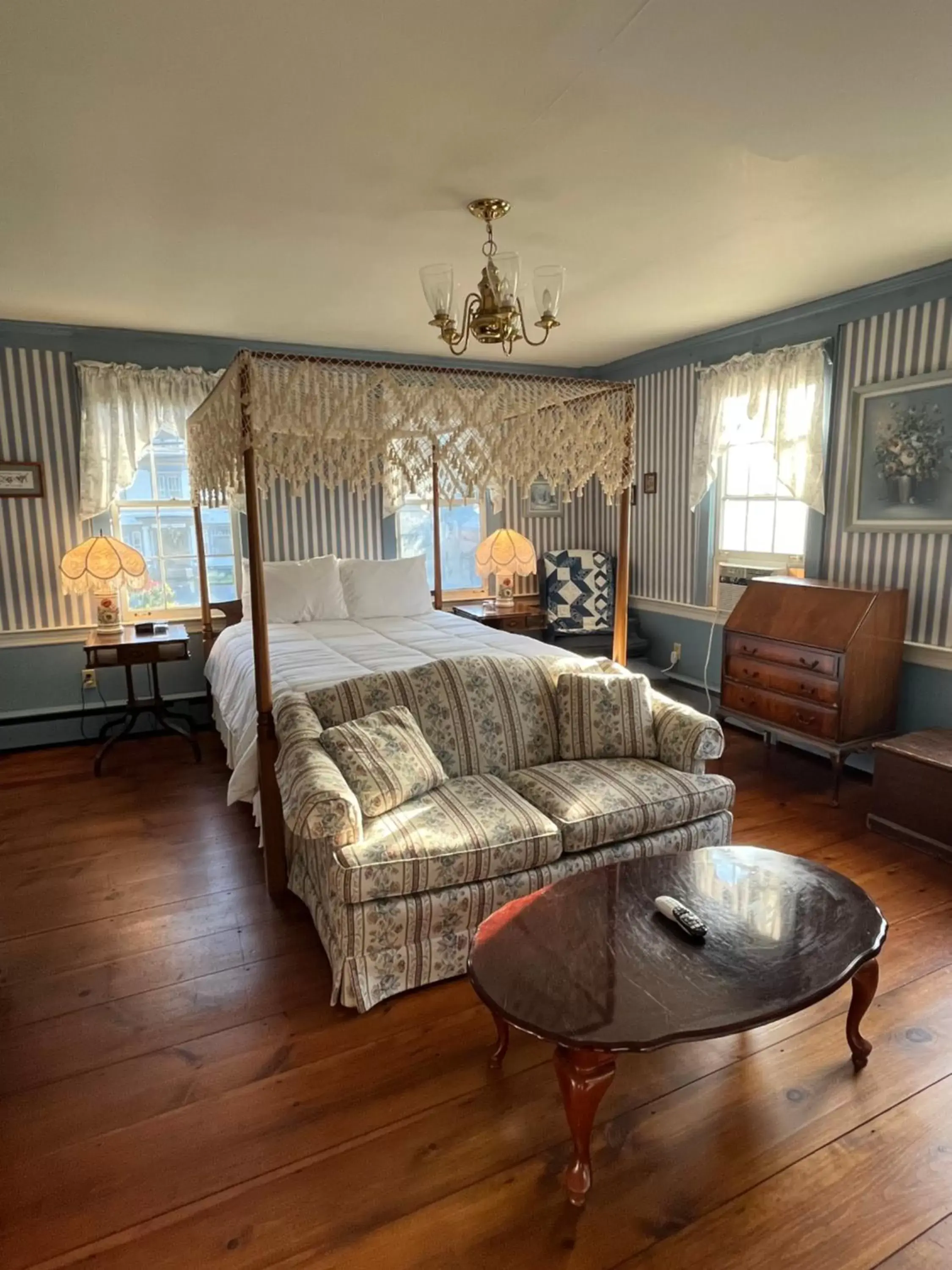 Deluxe Queen Room in Chester Inn Deluxe Queen Room in Chester Inn