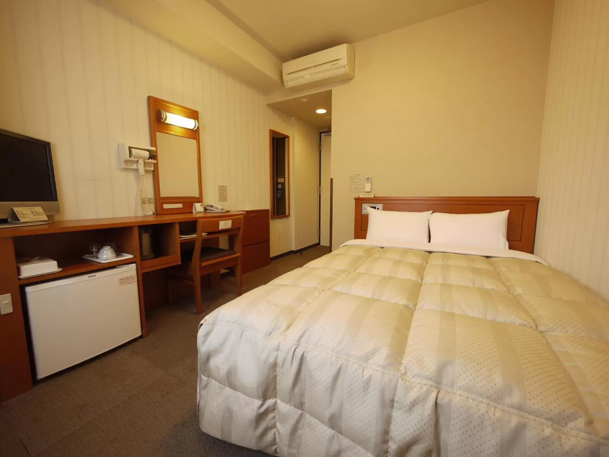 Double Room with Small Double Bed - Non-Smoking in Hotel Route-Inn Saga Ekimae Double Room with Small Double Bed - Non-Smoking in Hotel Route-Inn Saga Ekimae