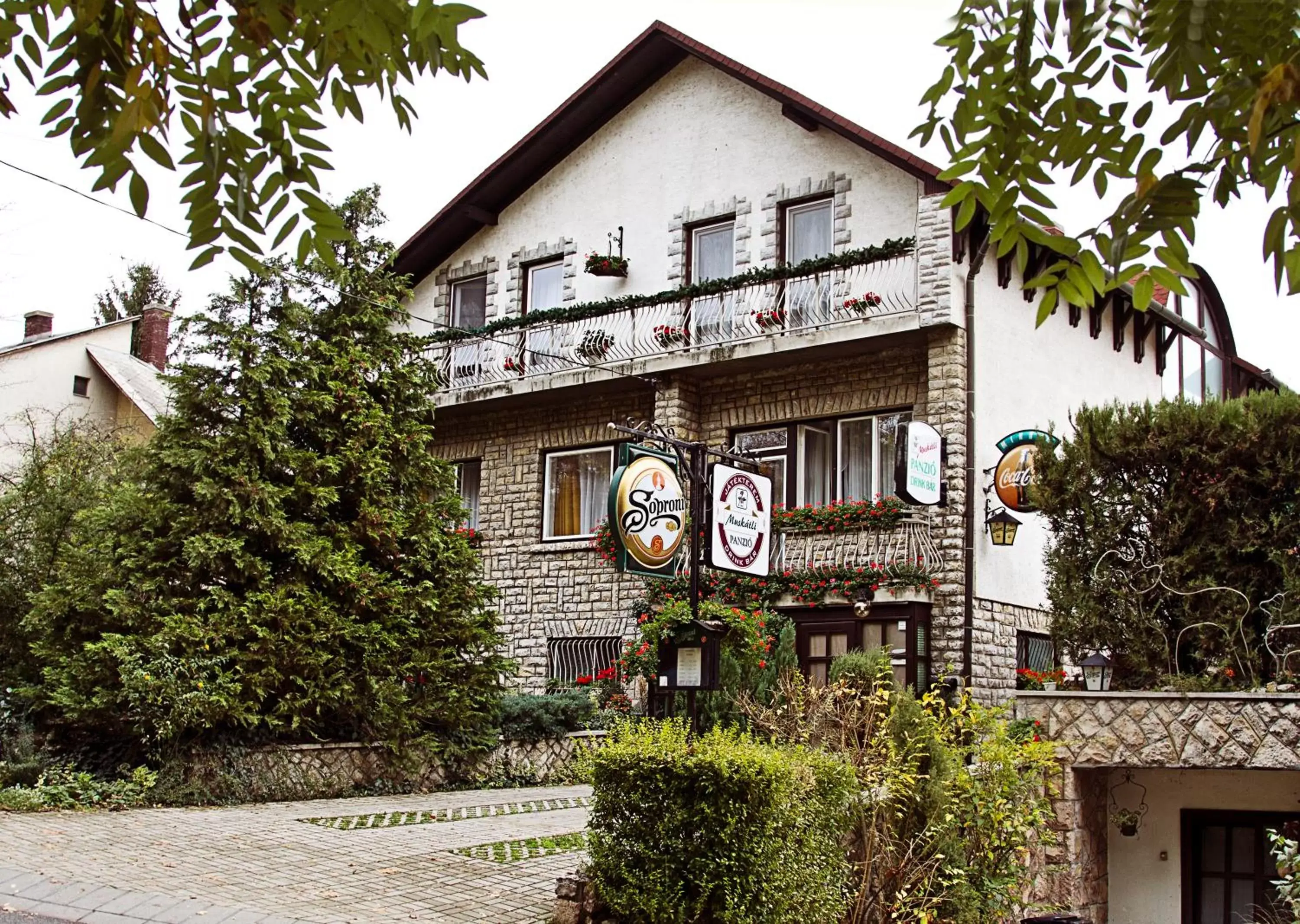 Ground Floor Triple Room in Muskátli Panzió Ground Floor Triple Room in Muskátli Panzió