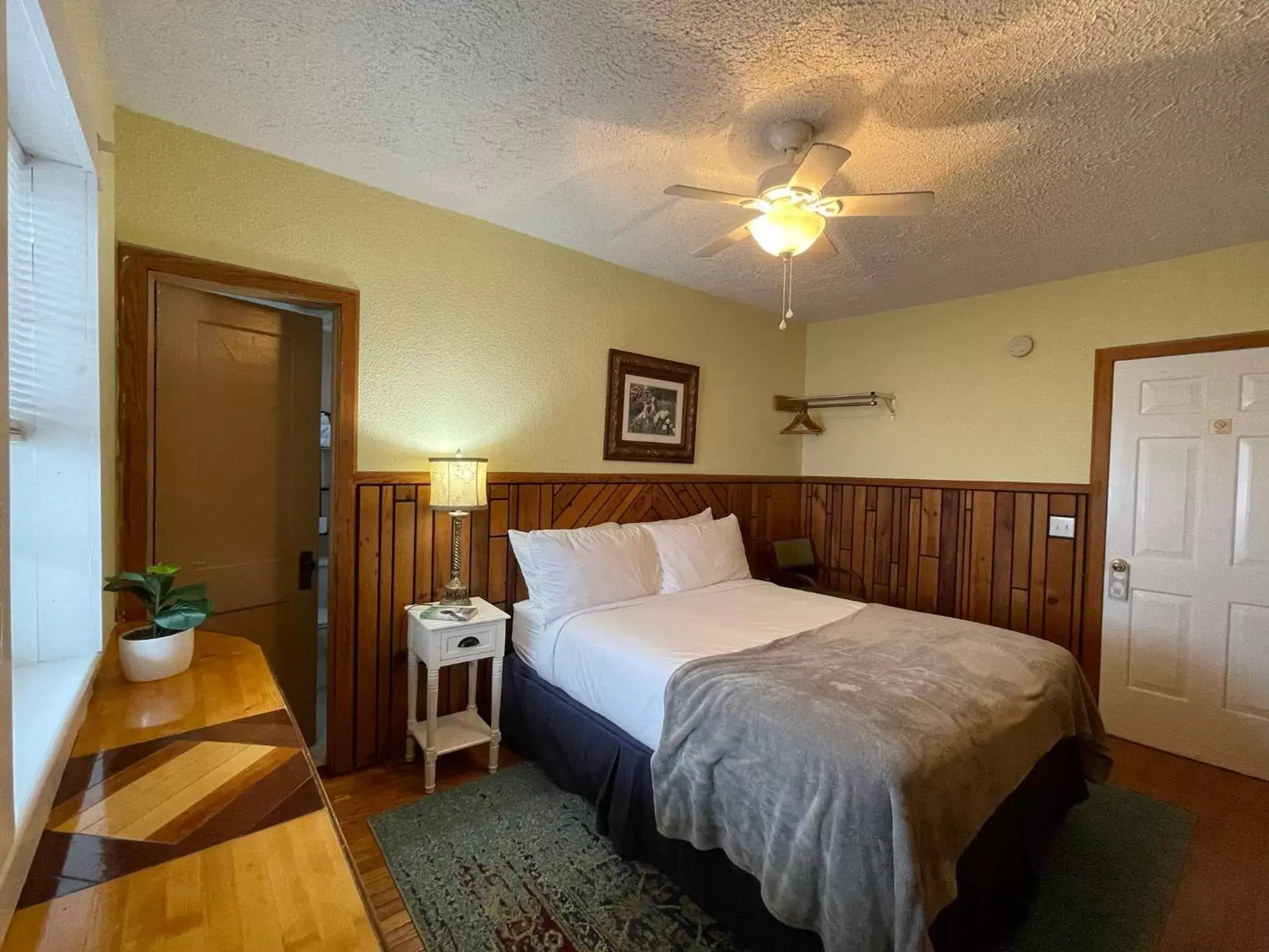 Room 204 in Skyline Village Inn Room 204 in Skyline Village Inn