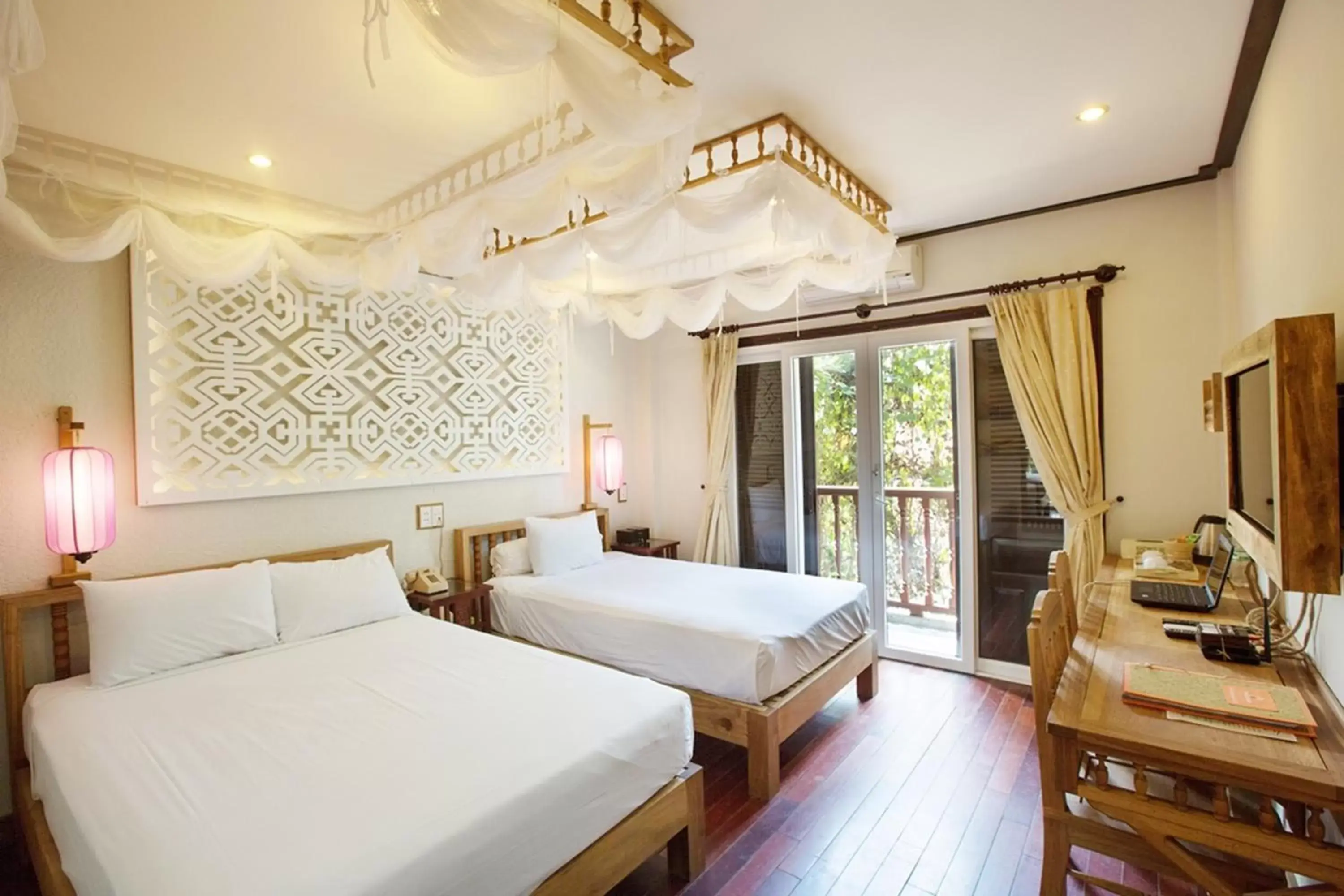 Deluxe Double or Twin Room with Window and Balcony in Hoi An Pho Library Hotel Deluxe Double or Twin Room with Window and Balcony in Hoi An Pho Library Hotel