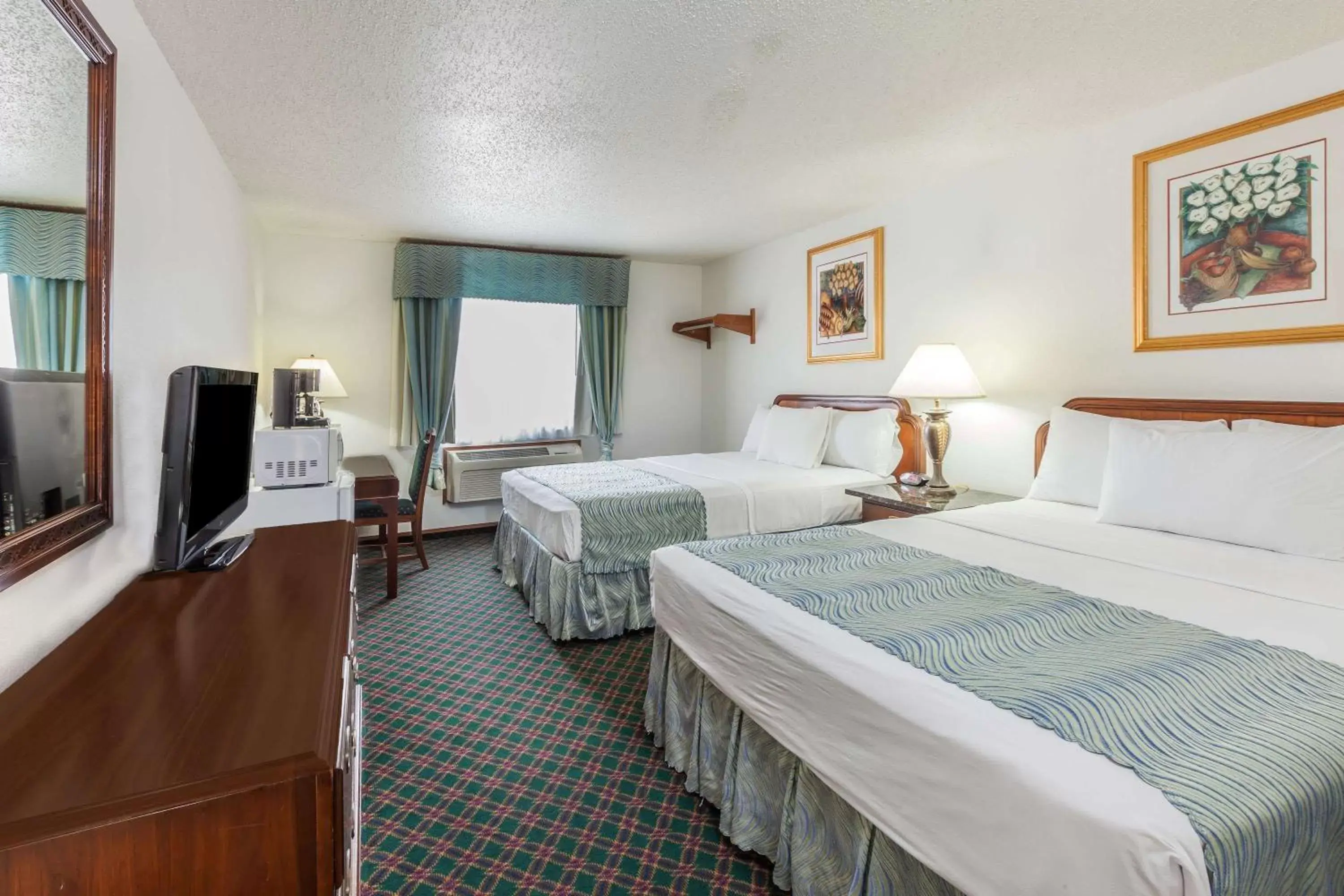 2 Queen Beds, Deluxe Room Non-Smoking in Super 8 by Wyndham Irving DFW Airport/South 2 Queen Beds, Deluxe Room Non-Smoking in Super 8 by Wyndham Irving DFW Airport/South