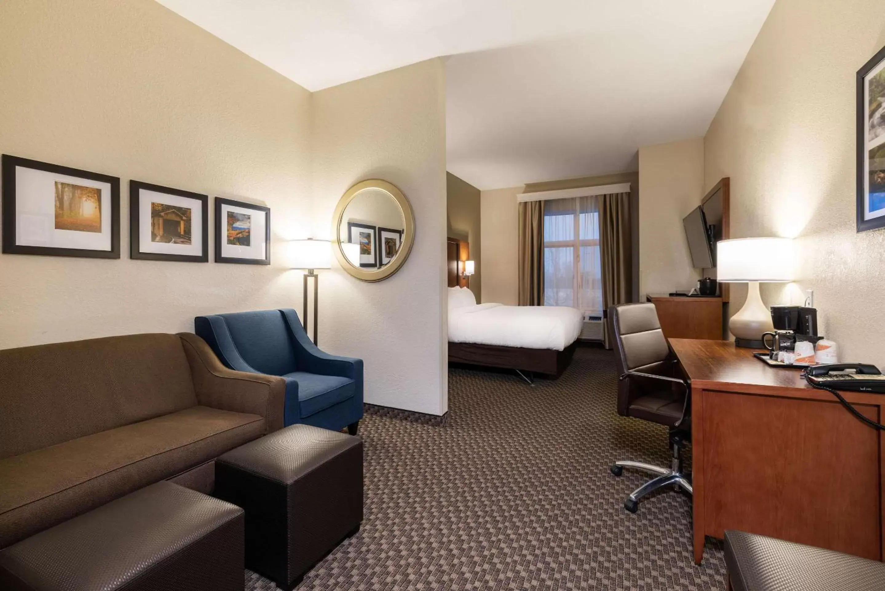 King Suite - Non-Smoking in Comfort Suites Troy-I75 King Suite - Non-Smoking in Comfort Suites Troy-I75