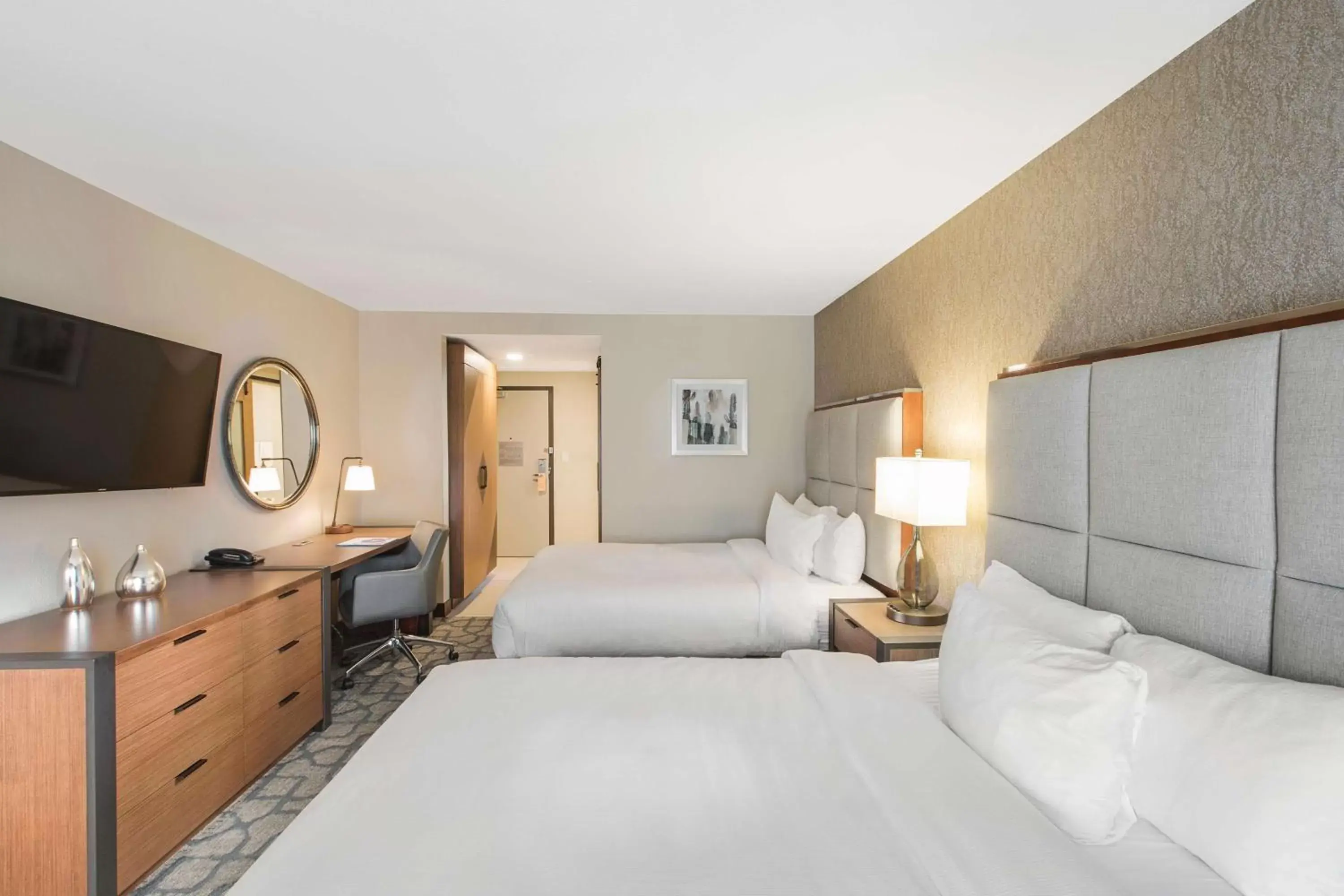Double Room with Two Queen Beds and Bath Tub - Mobility and Hearing Access in DoubleTree by Hilton San Antonio Northwest - La Cantera Double Room with Two Queen Beds and Bath Tub - Mobility and Hearing Access in DoubleTree by Hilton San Antonio Northwest - La Cantera