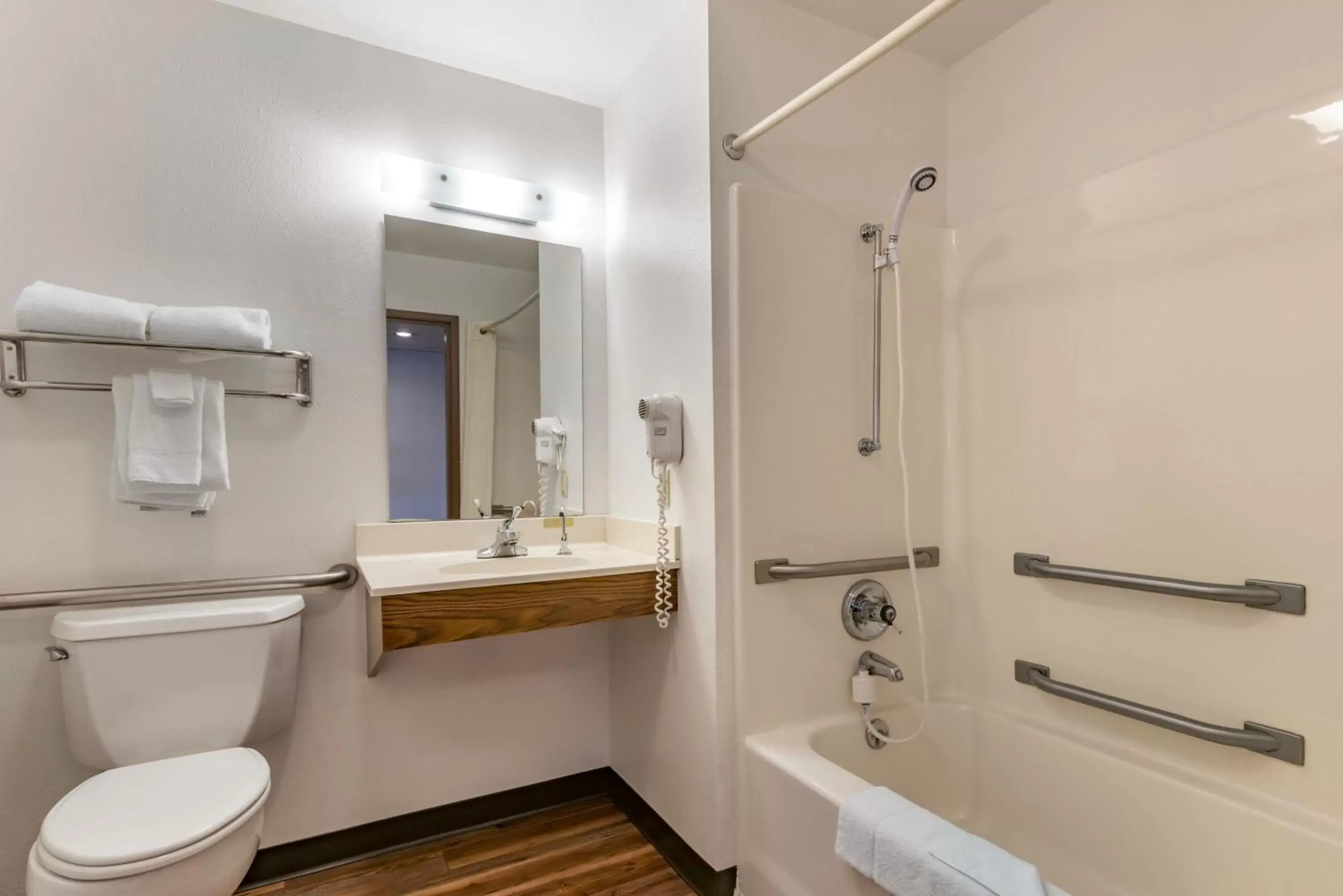 Queen Room with Tub - Accessible/Non-Smoking in Econo Lodge Missoula Queen Room with Tub - Accessible/Non-Smoking in Econo Lodge Missoula