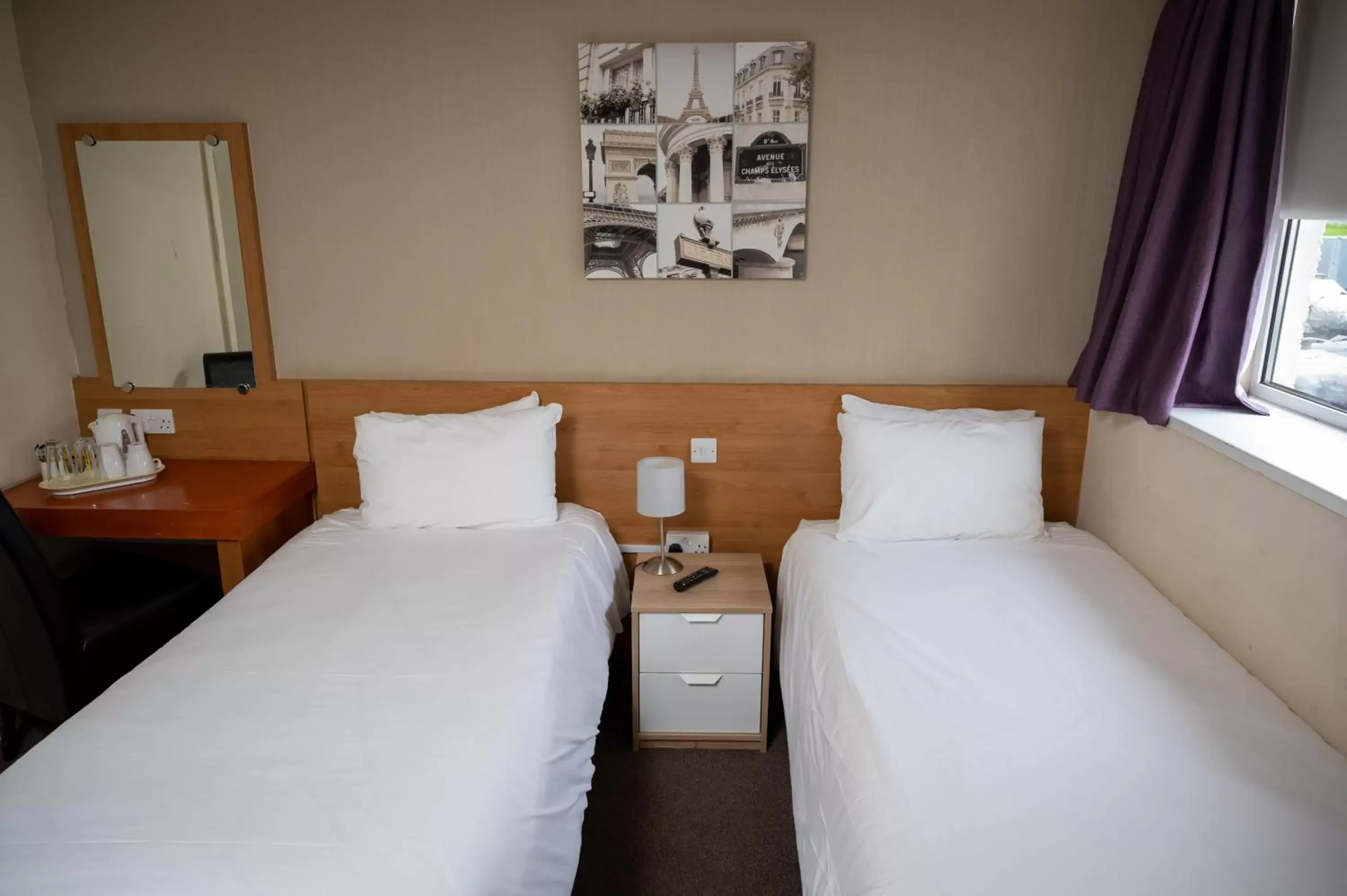 Twin Room in The Titan By Greene King Inns Twin Room in The Titan By Greene King Inns