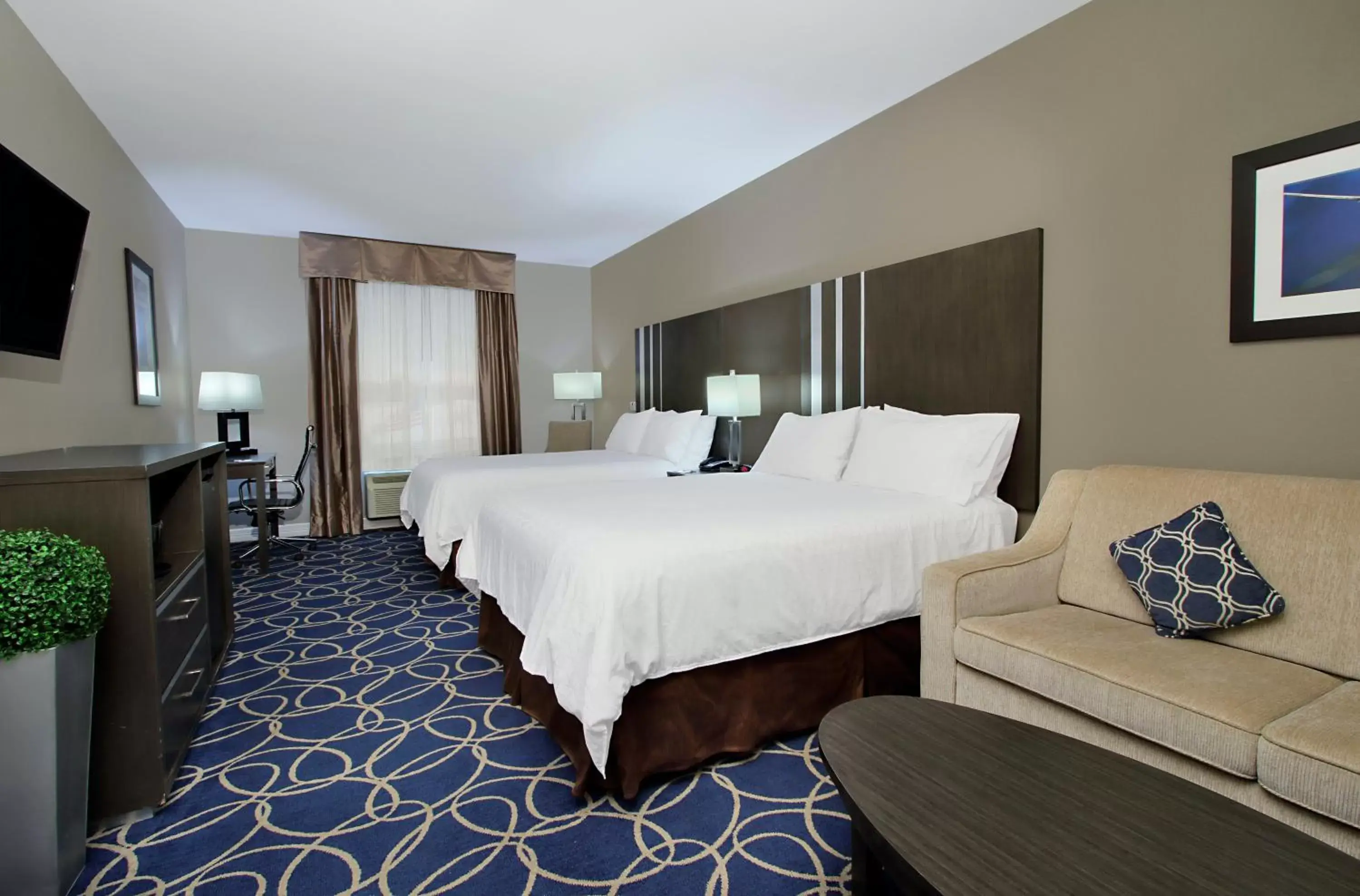 Standard Queen Room with Two Queen Beds and Mobility Accessible Tub in Holiday Inn Express and Suites Houston North - IAH Area by IHG Standard Queen Room with Two Queen Beds and Mobility Accessible Tub in Holiday Inn Express and Suites Houston North - IAH Area by IHG