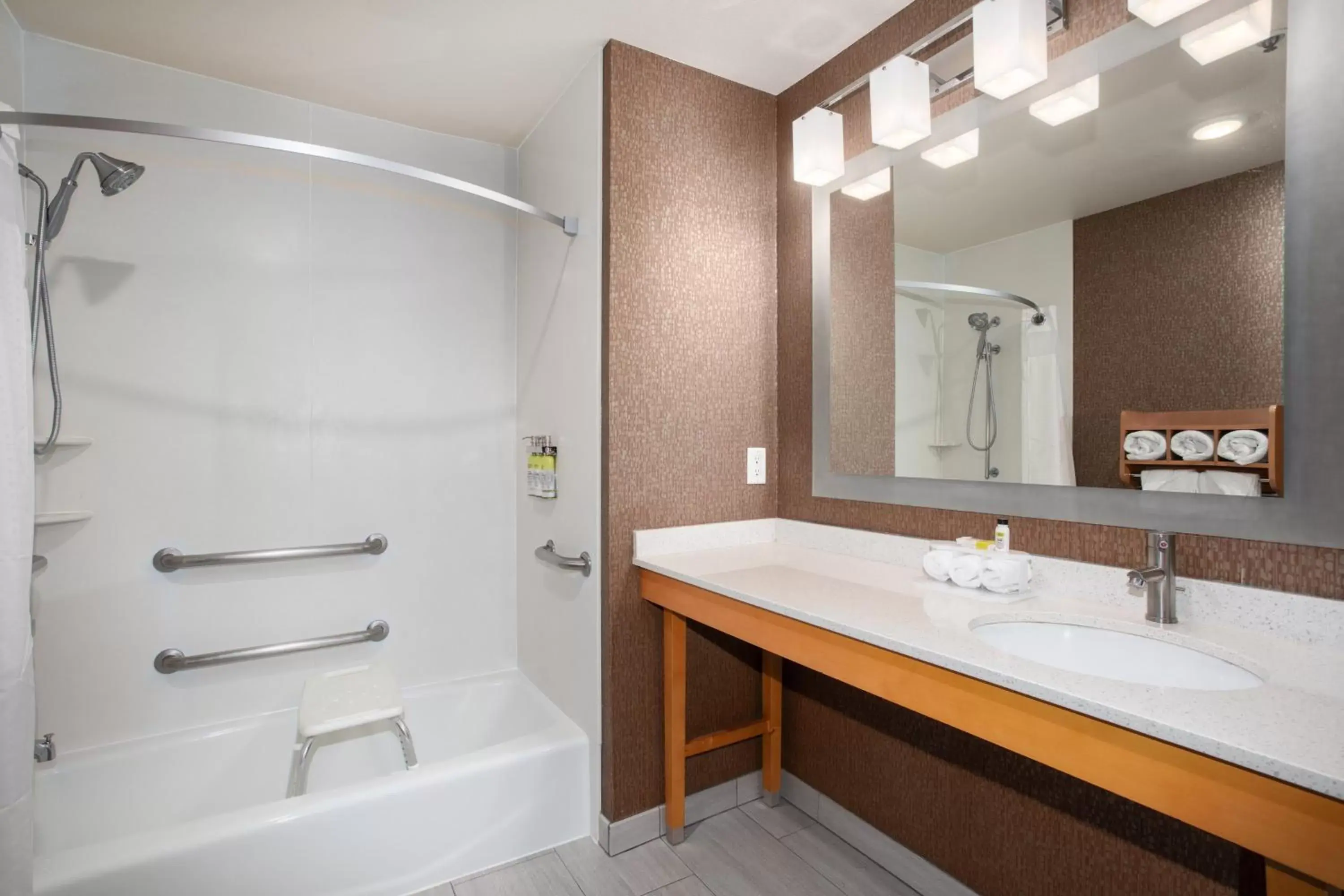 King Room - Disability Access in Holiday Inn Express Monterey - Cannery Row by IHG King Room - Disability Access in Holiday Inn Express Monterey - Cannery Row by IHG