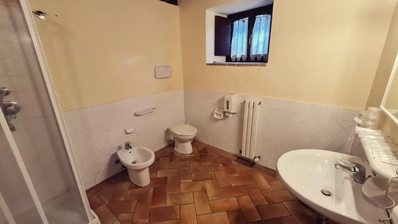 Standard Triple Room in Borgo de' Varano by Hotel I Duchi Standard Triple Room in Borgo de' Varano by Hotel I Duchi