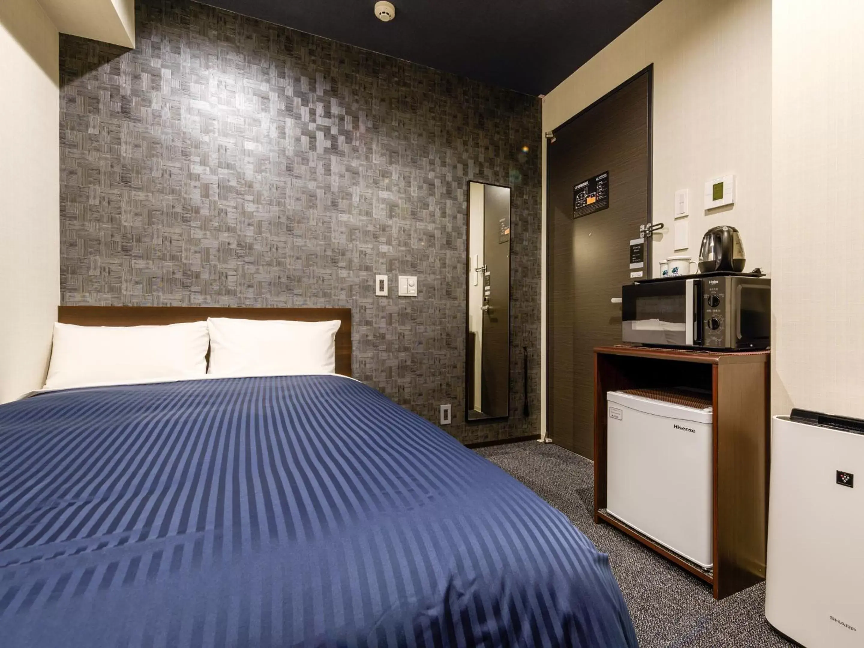 Double Room with Small Double Bed - single occupancy - Smoking in HOTEL LiVEMAX Asakusabashi-Ekimae Double Room with Small Double Bed - single occupancy - Smoking in HOTEL LiVEMAX Asakusabashi-Ekimae