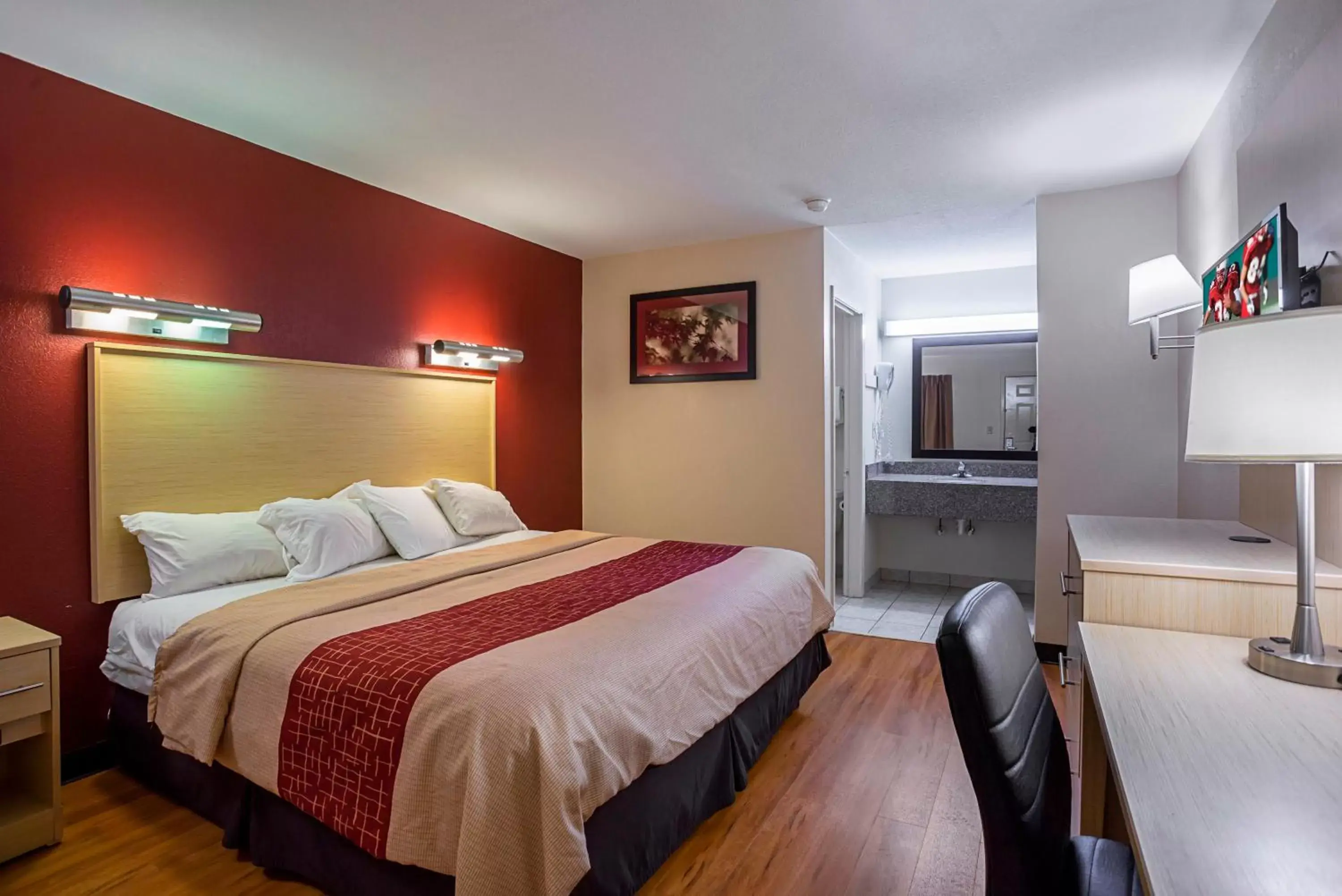 Standard King Room Smoking in Red Roof Inn West Memphis, AR Standard King Room Smoking in Red Roof Inn West Memphis, AR