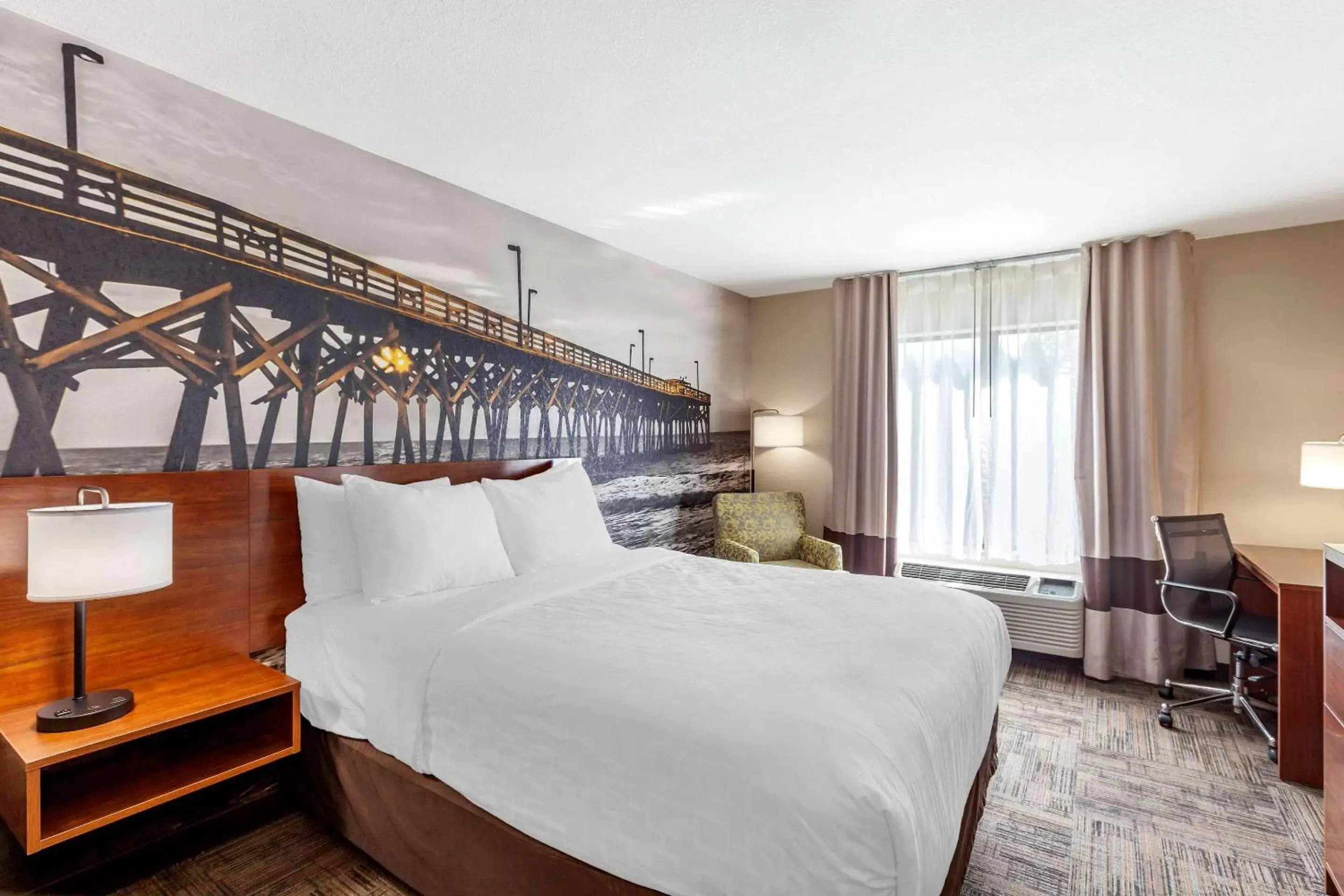 Standard King Room - Non-Smoking in Clarion Pointe Racine - Mount Pleasant Standard King Room - Non-Smoking in Clarion Pointe Racine - Mount Pleasant