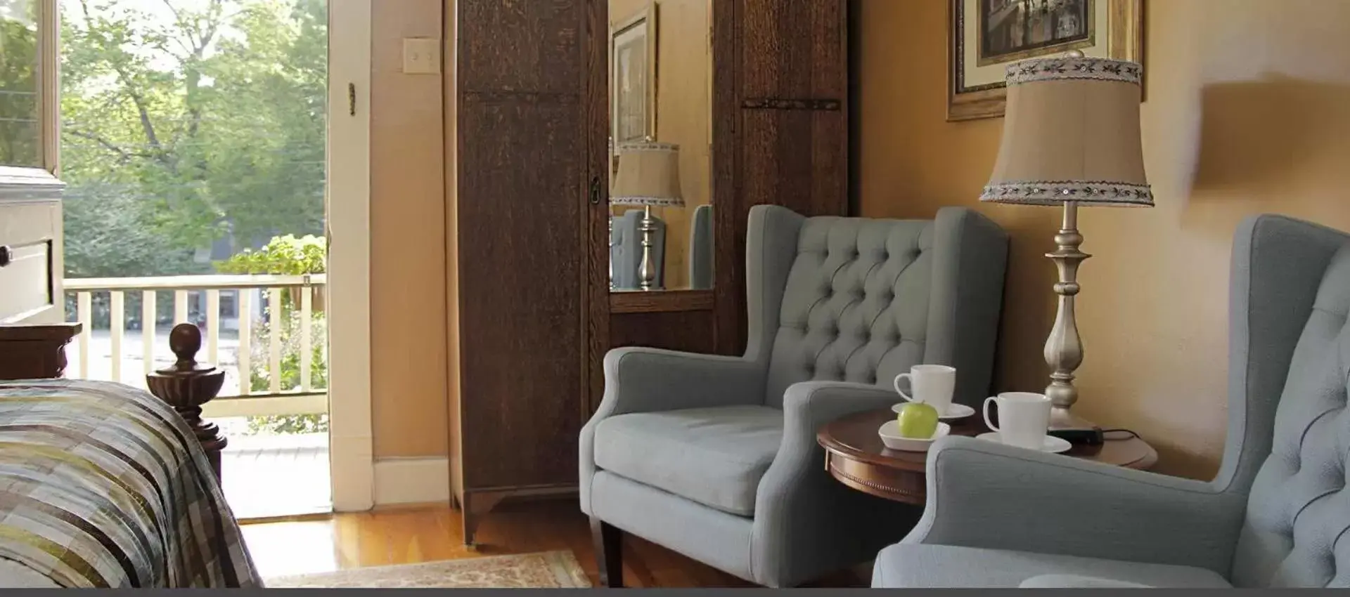 Queen Room with Garden View in Heartstone Inn Queen Room with Garden View in Heartstone Inn