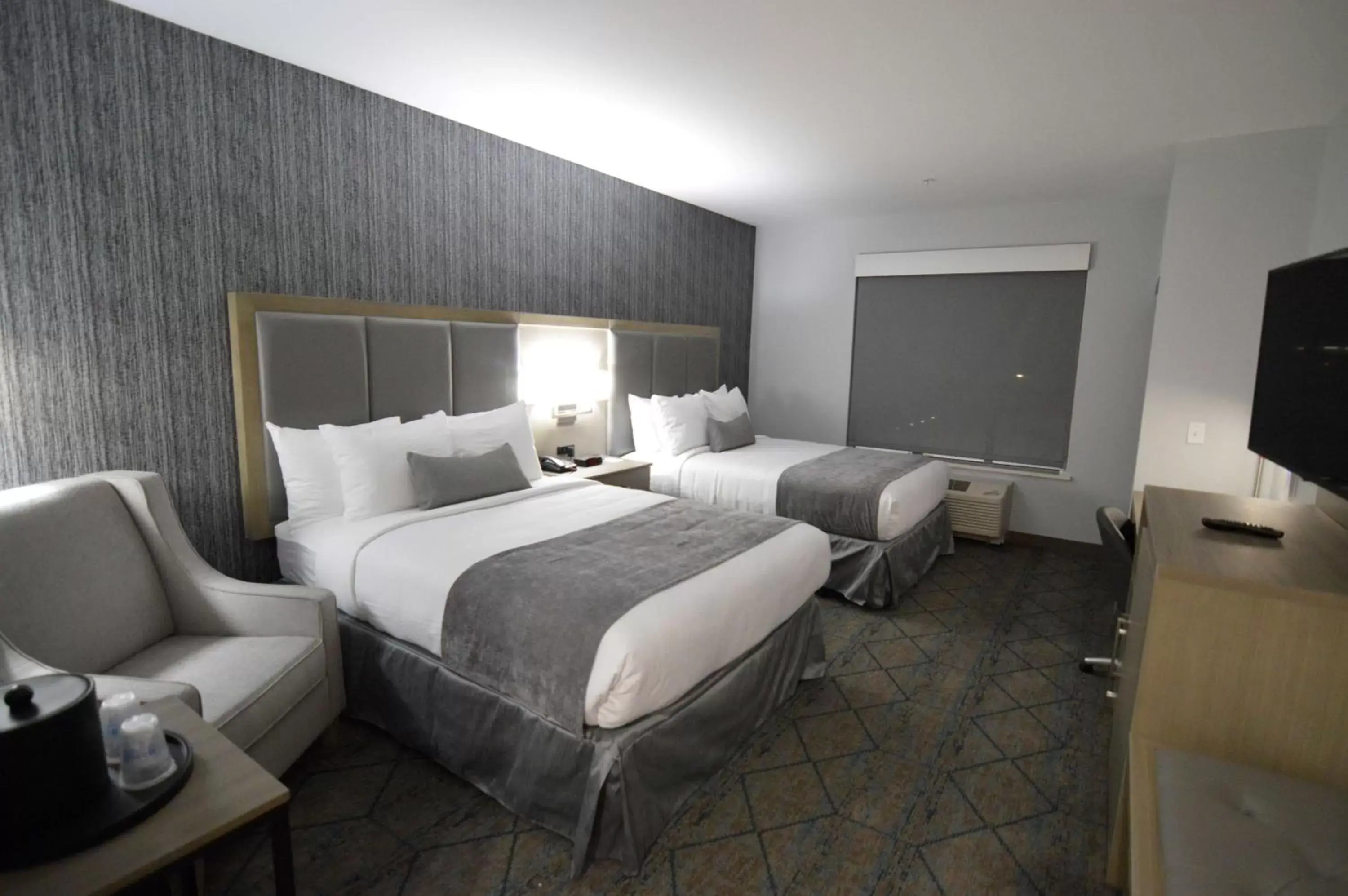 Queen Room with Two Queen Beds and Mobility Accessible Bathtub in Best Western Plus Executive Residency Oklahoma City I-35 Queen Room with Two Queen Beds and Mobility Accessible Bathtub in Best Western Plus Executive Residency Oklahoma City I-35