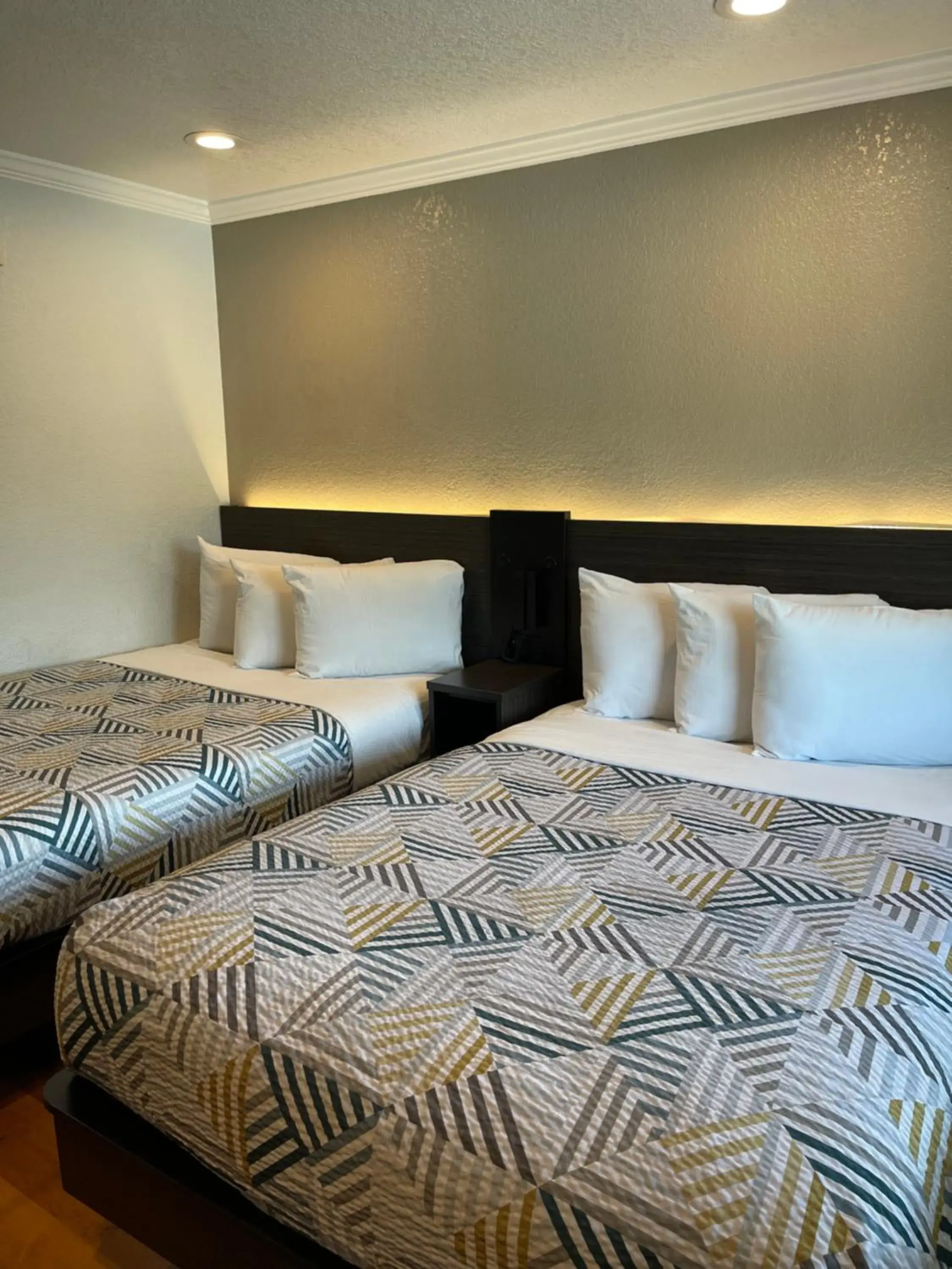 Quadruple Room in Motel 6 Sacramento, Ca - Downtown Quadruple Room in Motel 6 Sacramento, Ca - Downtown