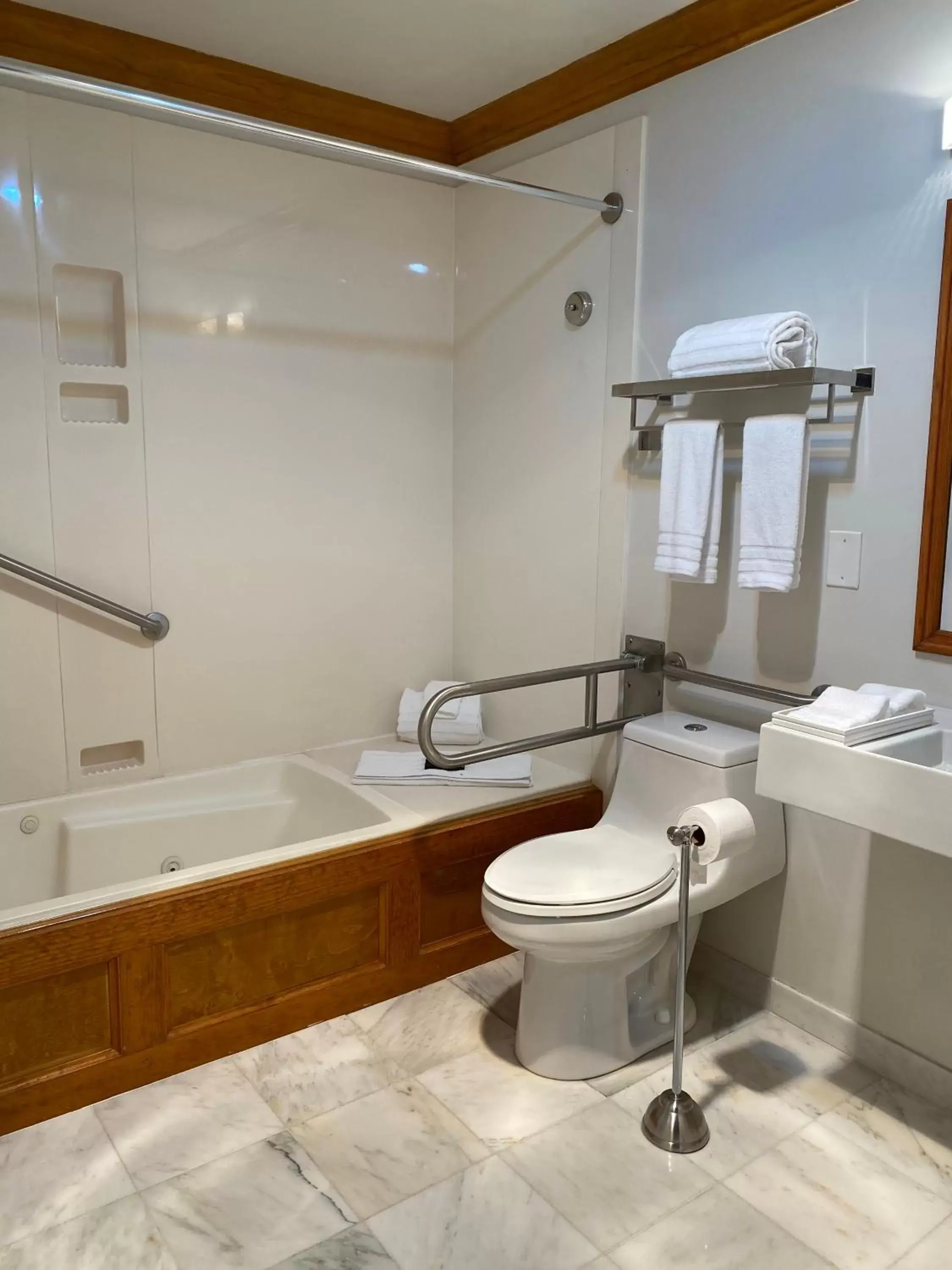 Queen Room - Disability Access in Inn On SummerHill Queen Room - Disability Access in Inn On SummerHill