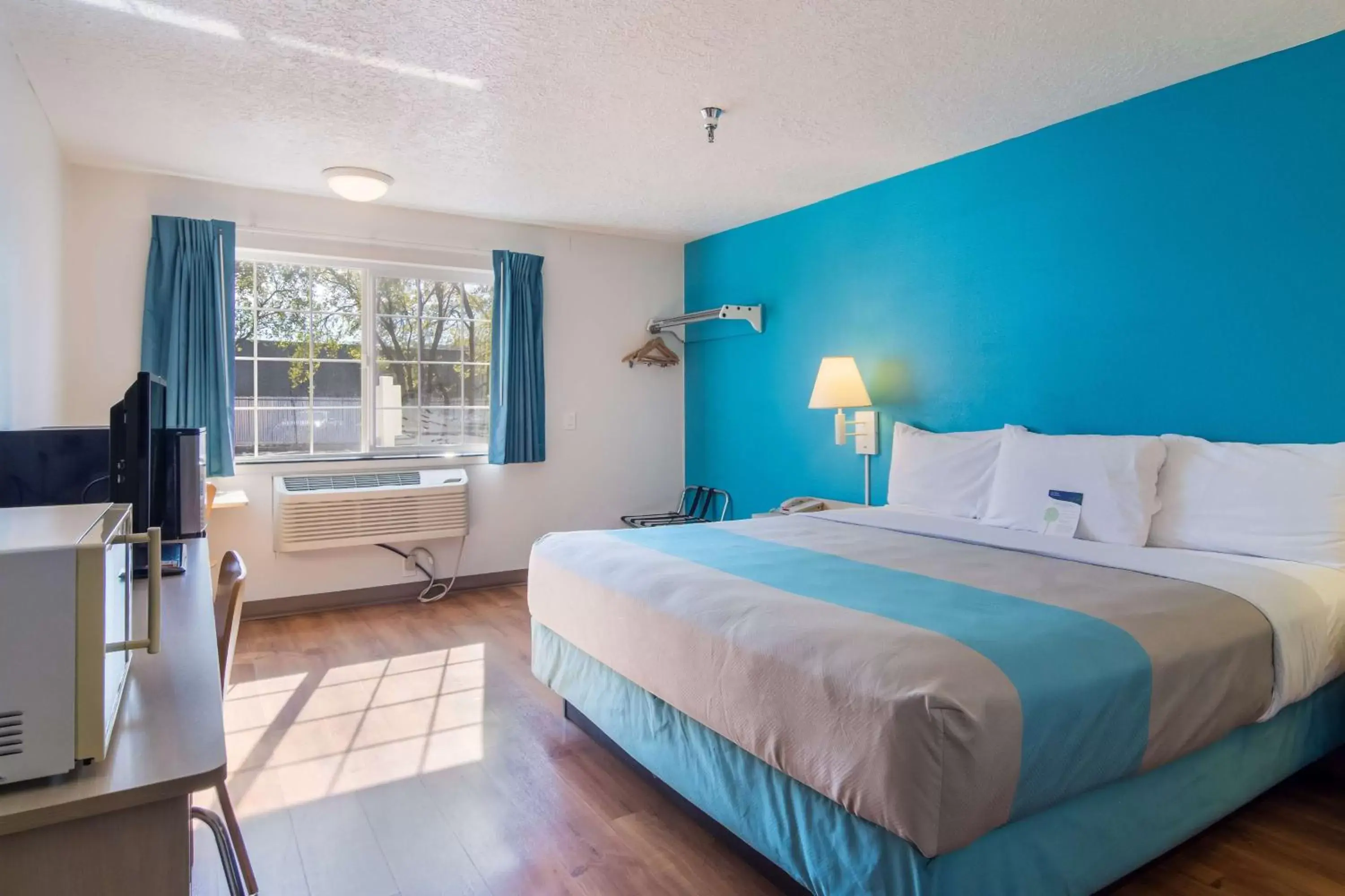 Queen Room - single occupancy - Non-Smoking in Motel 6-The Dalles, OR Queen Room - single occupancy - Non-Smoking in Motel 6-The Dalles, OR