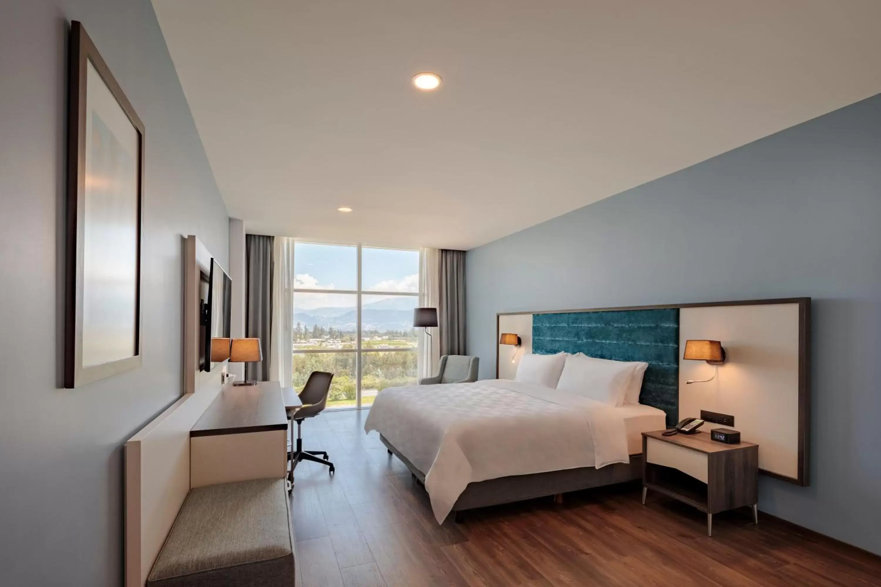 Standard King Room with Lounge Access in Holiday Inn - Quito Airport by IHG Standard King Room with Lounge Access in Holiday Inn - Quito Airport by IHG