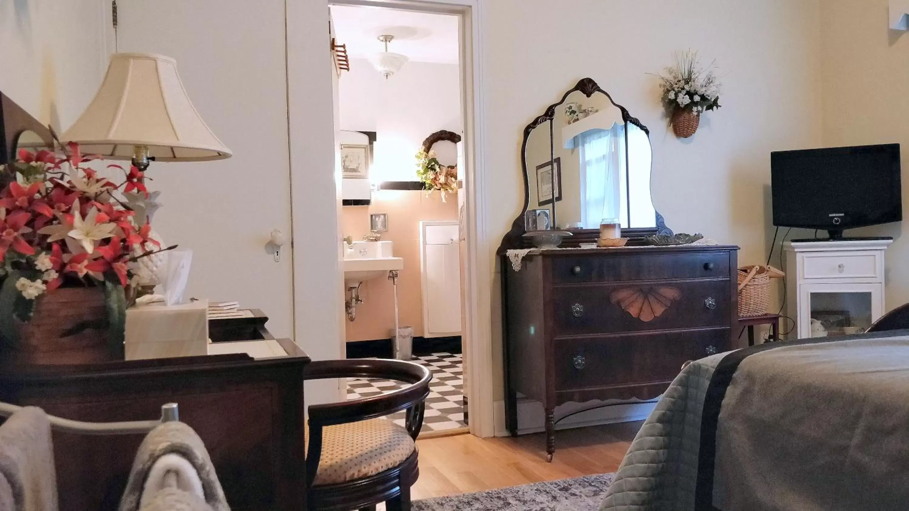 Deluxe Queen Room in Maurrocks - A Pocono Mountains B&B Deluxe Queen Room in Maurrocks - A Pocono Mountains B&B