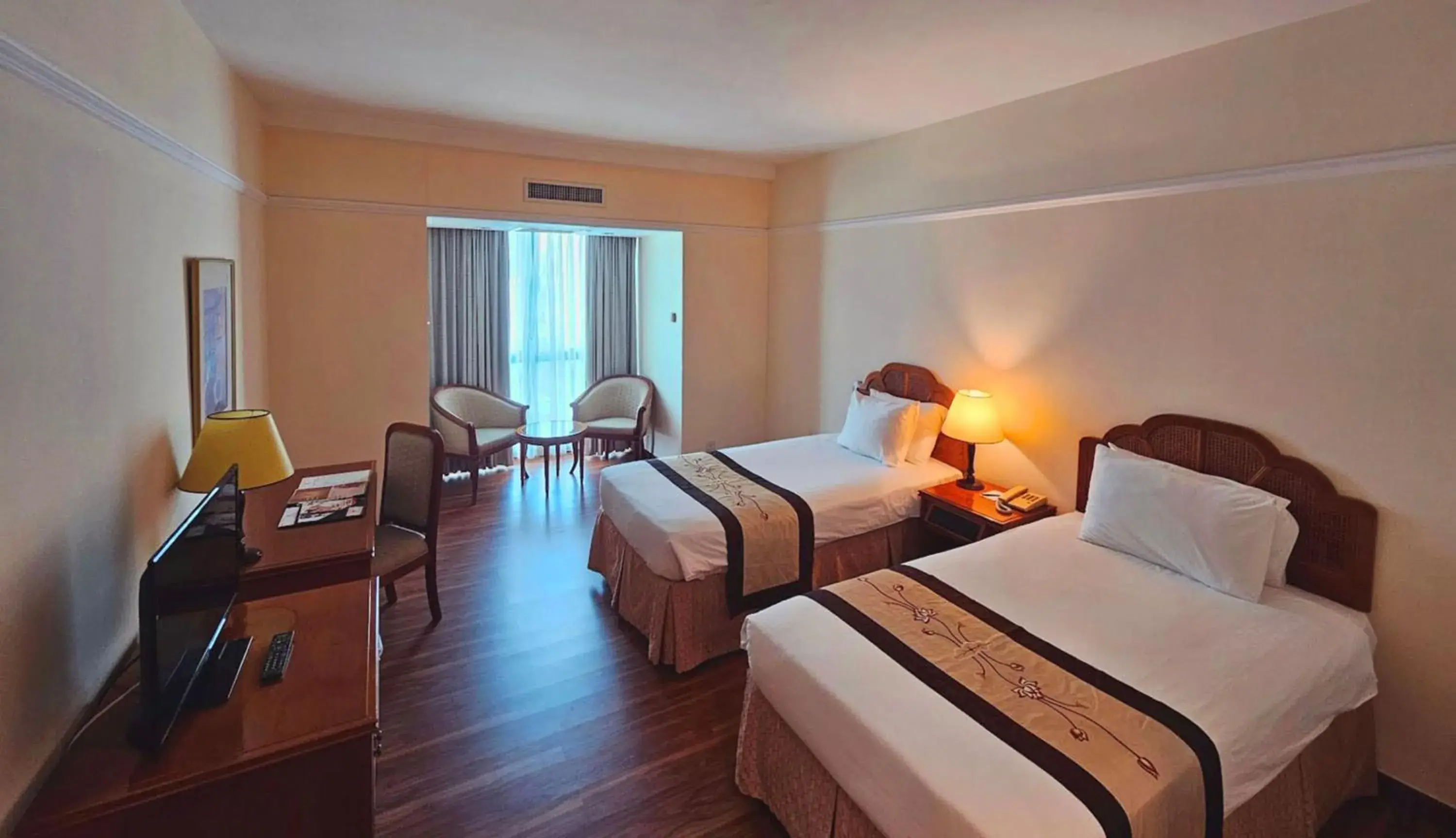 Deluxe Double or Twin Room with City View in Ramana Saigon Hotel Deluxe Double or Twin Room with City View in Ramana Saigon Hotel
