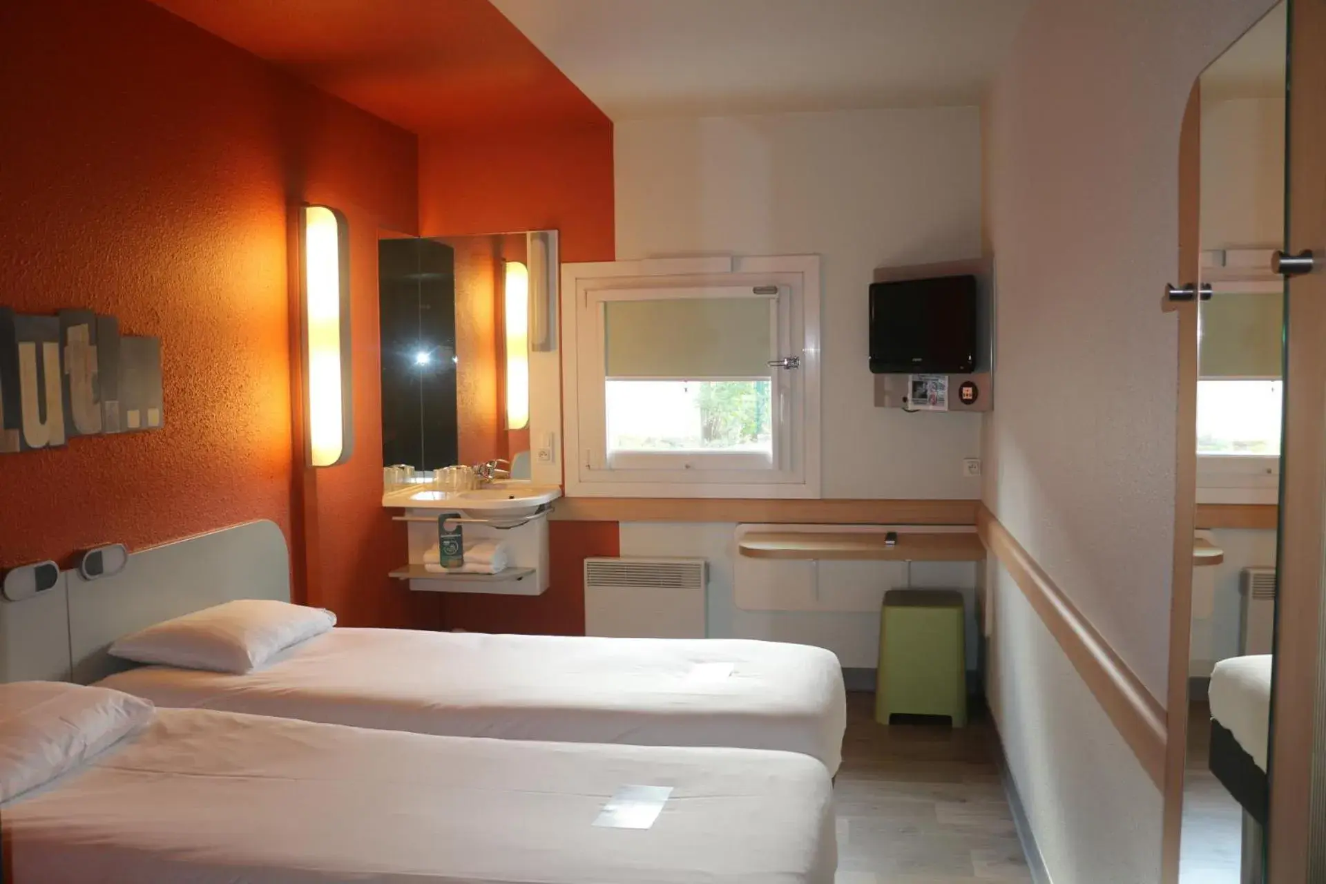 Twin Room in ibis budget Cergy Pierrelaye Twin Room in ibis budget Cergy Pierrelaye