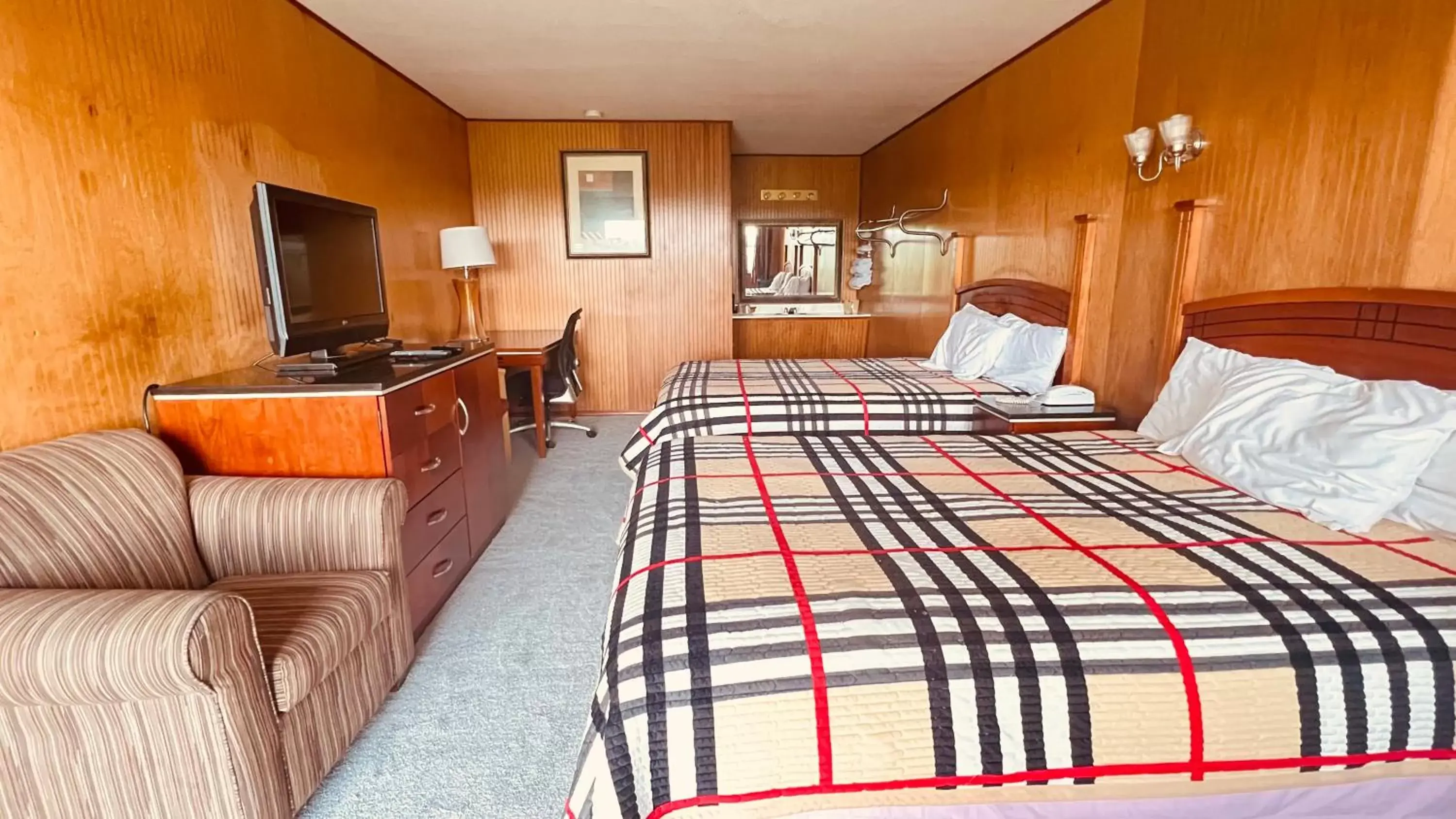 Queen Room with Two Queen Beds in Country Inn - Licking Queen Room with Two Queen Beds in Country Inn - Licking