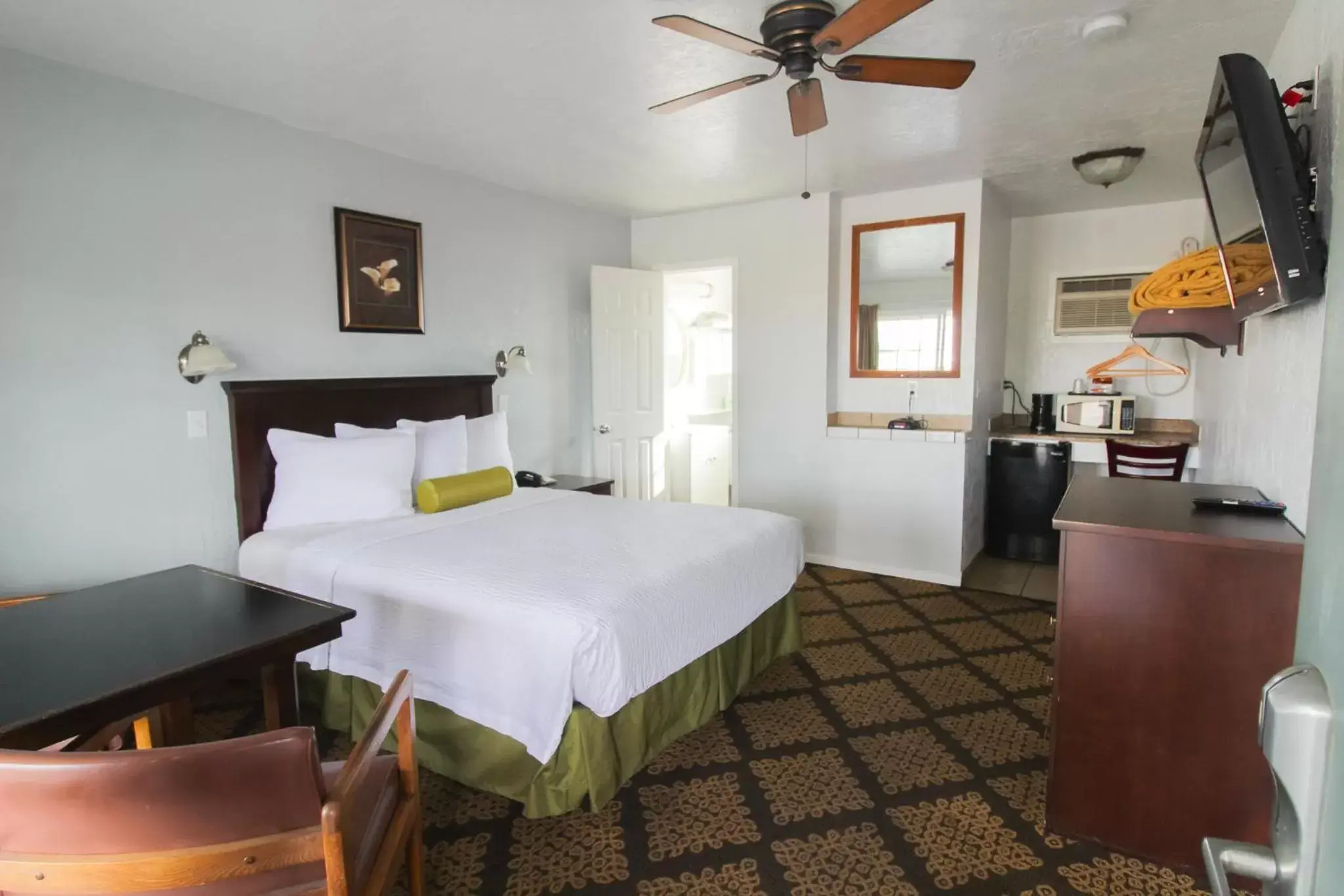 Queen Room in Stage Stop Inn Williams Queen Room in Stage Stop Inn Williams