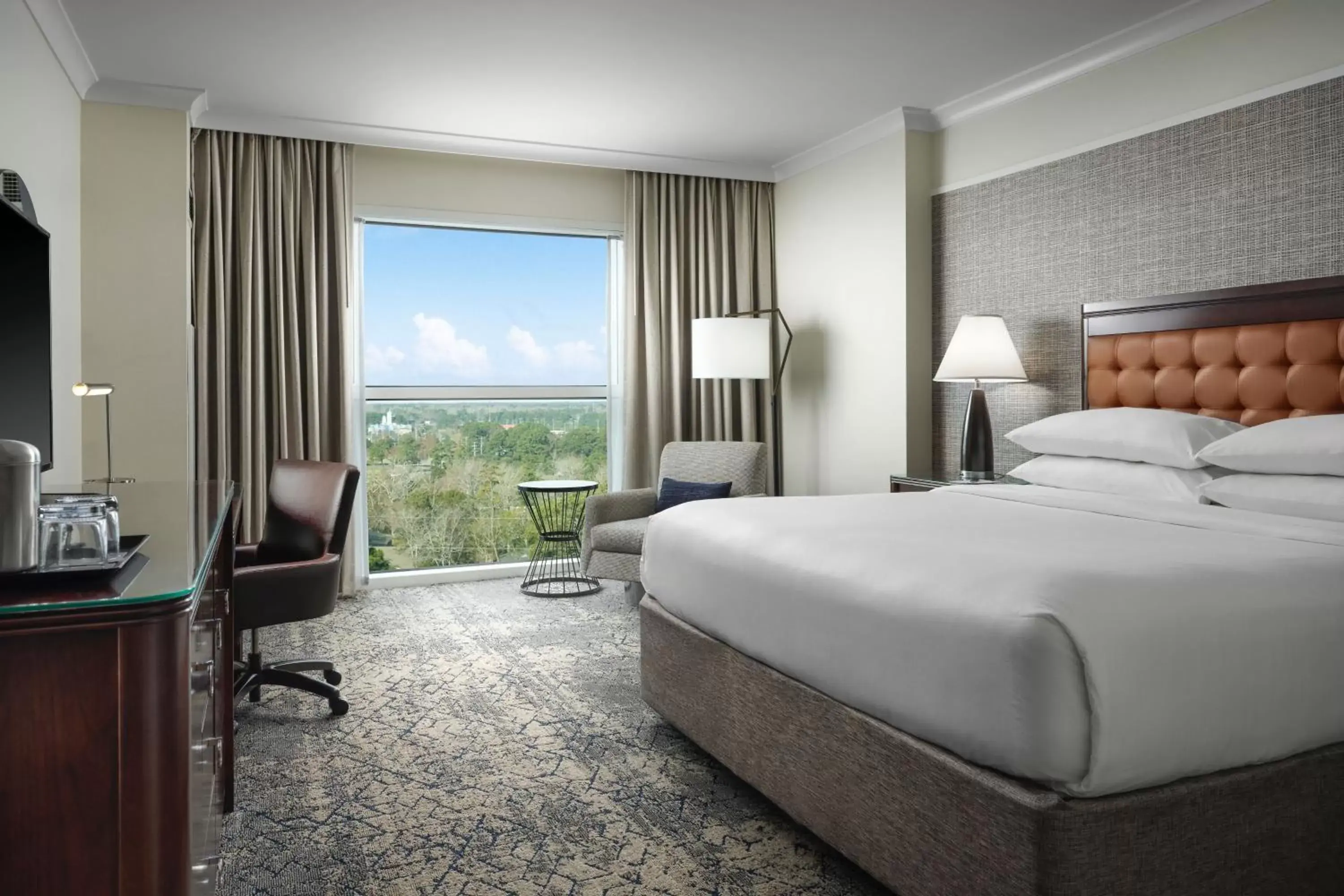 Traditional King Room with Adapted Tub - Mobility Accessible in Sheraton Myrtle Beach Traditional King Room with Adapted Tub - Mobility Accessible in Sheraton Myrtle Beach