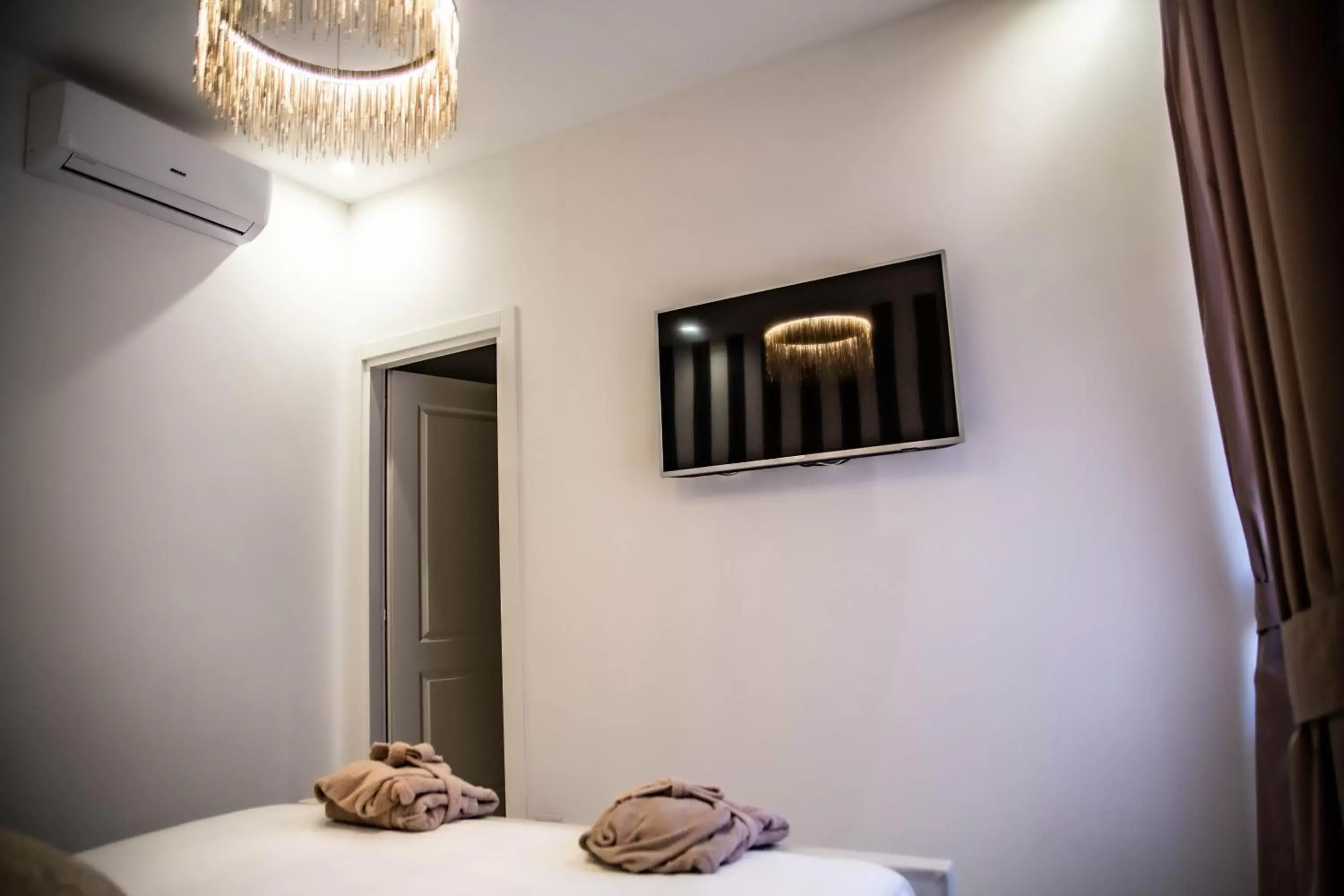 Large Double Room in Vhouse Fiumicino Large Double Room in Vhouse Fiumicino