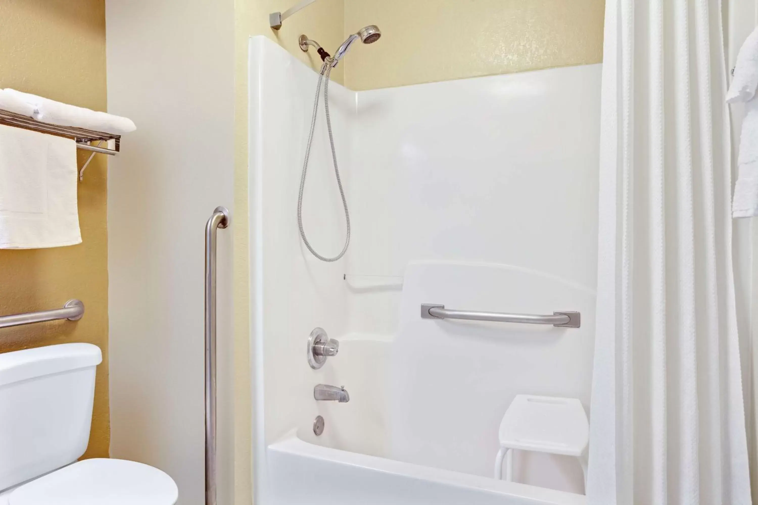 King Room - Disability Access/Non-Smoking in Days Inn & Suites by Wyndham Stockbridge South Atlanta King Room - Disability Access/Non-Smoking in Days Inn & Suites by Wyndham Stockbridge South Atlanta