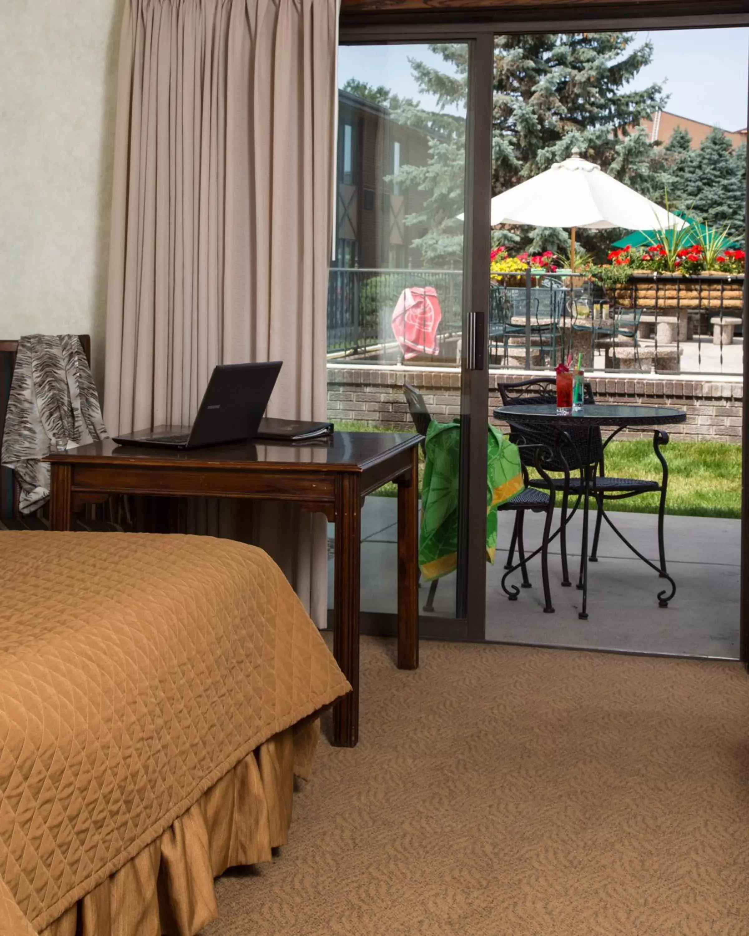 Queen Room with Two Queen Beds - Top Floor in The Foothills Inn Queen Room with Two Queen Beds - Top Floor in The Foothills Inn