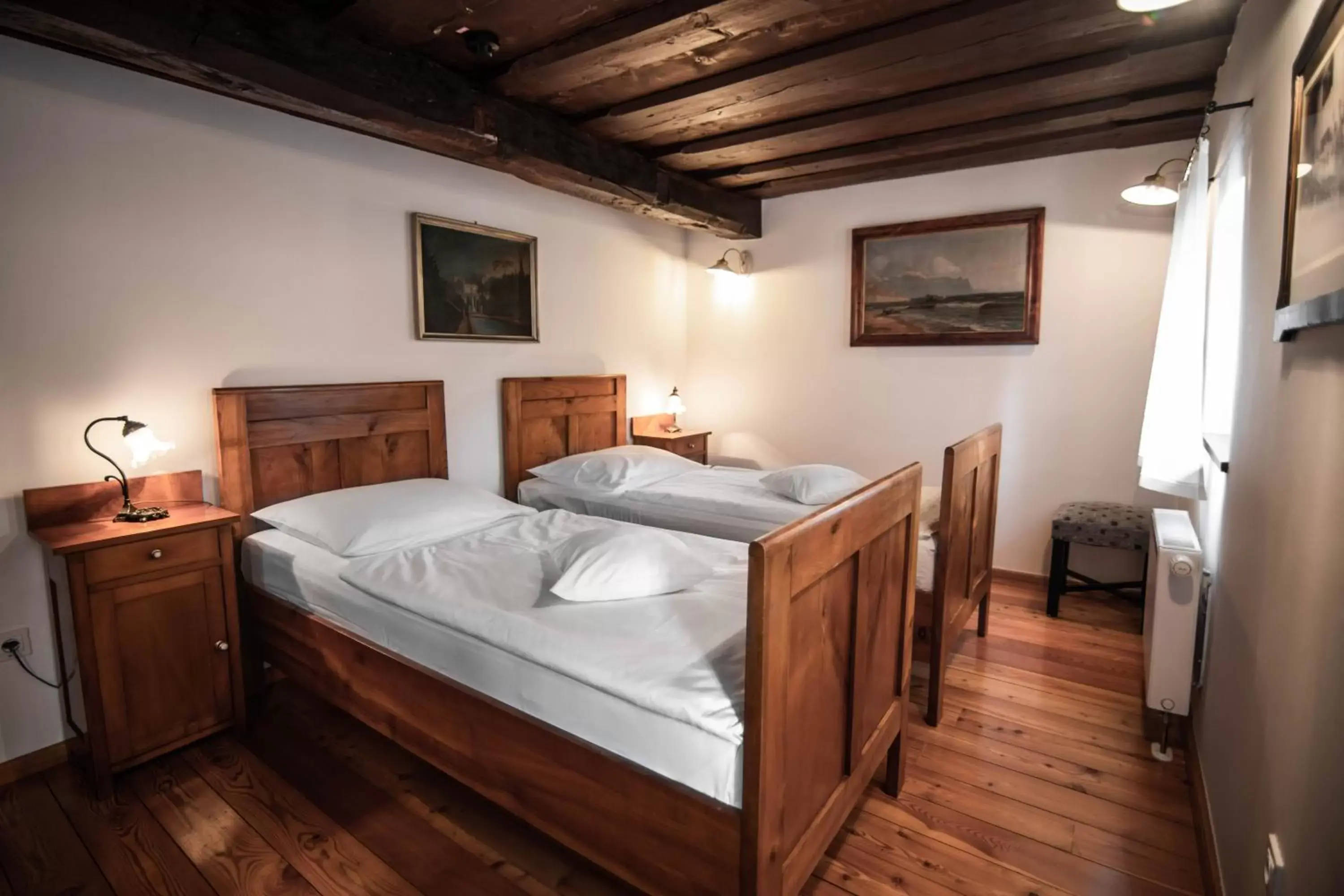 Double or Twin Room with Mountain View in Hotel Dvor Jezersek Brnik Double or Twin Room with Mountain View in Hotel Dvor Jezersek Brnik