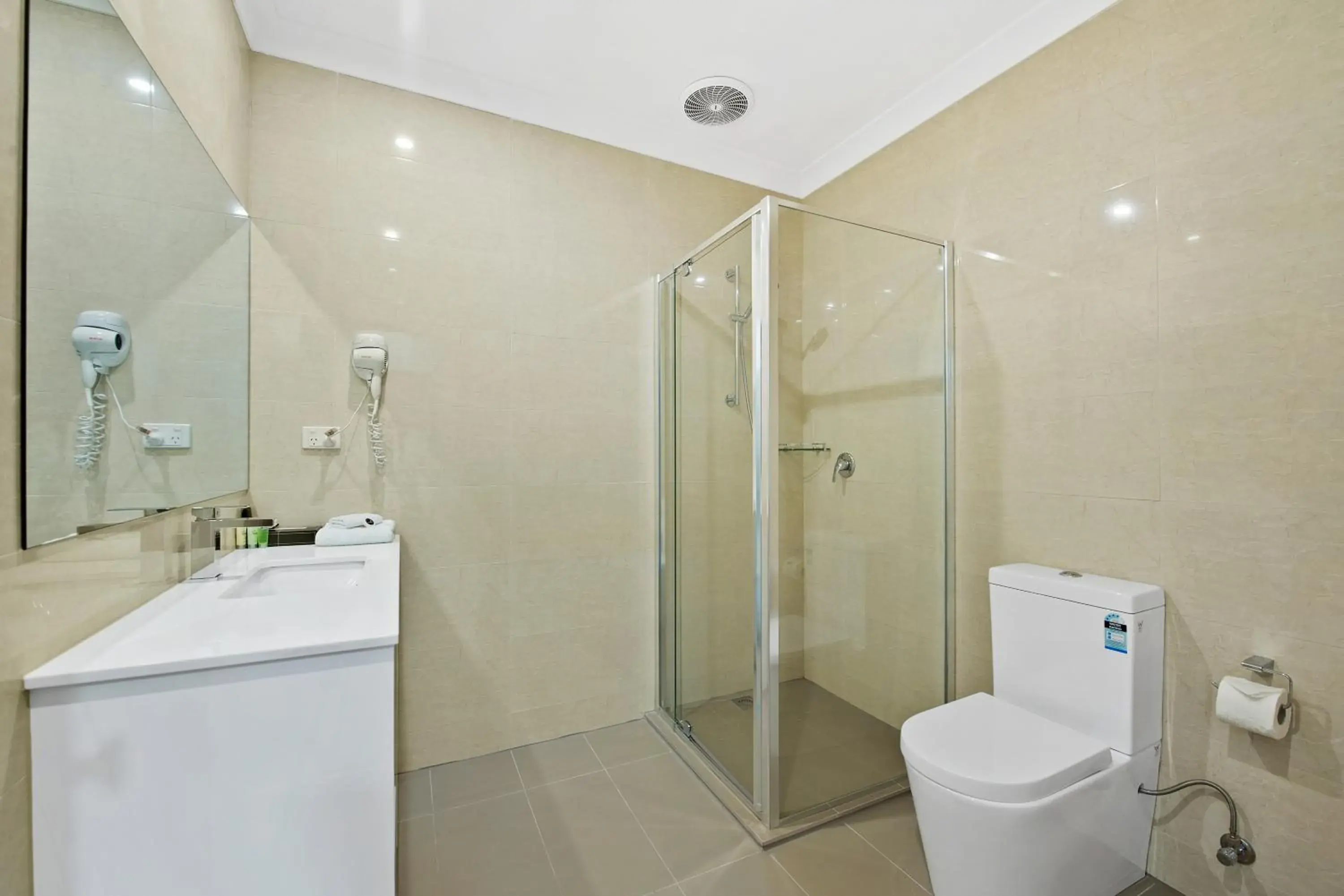 Executive Queen Room - Non-Smoking in Comfort Hotel Dandenong Executive Queen Room - Non-Smoking in Comfort Hotel Dandenong