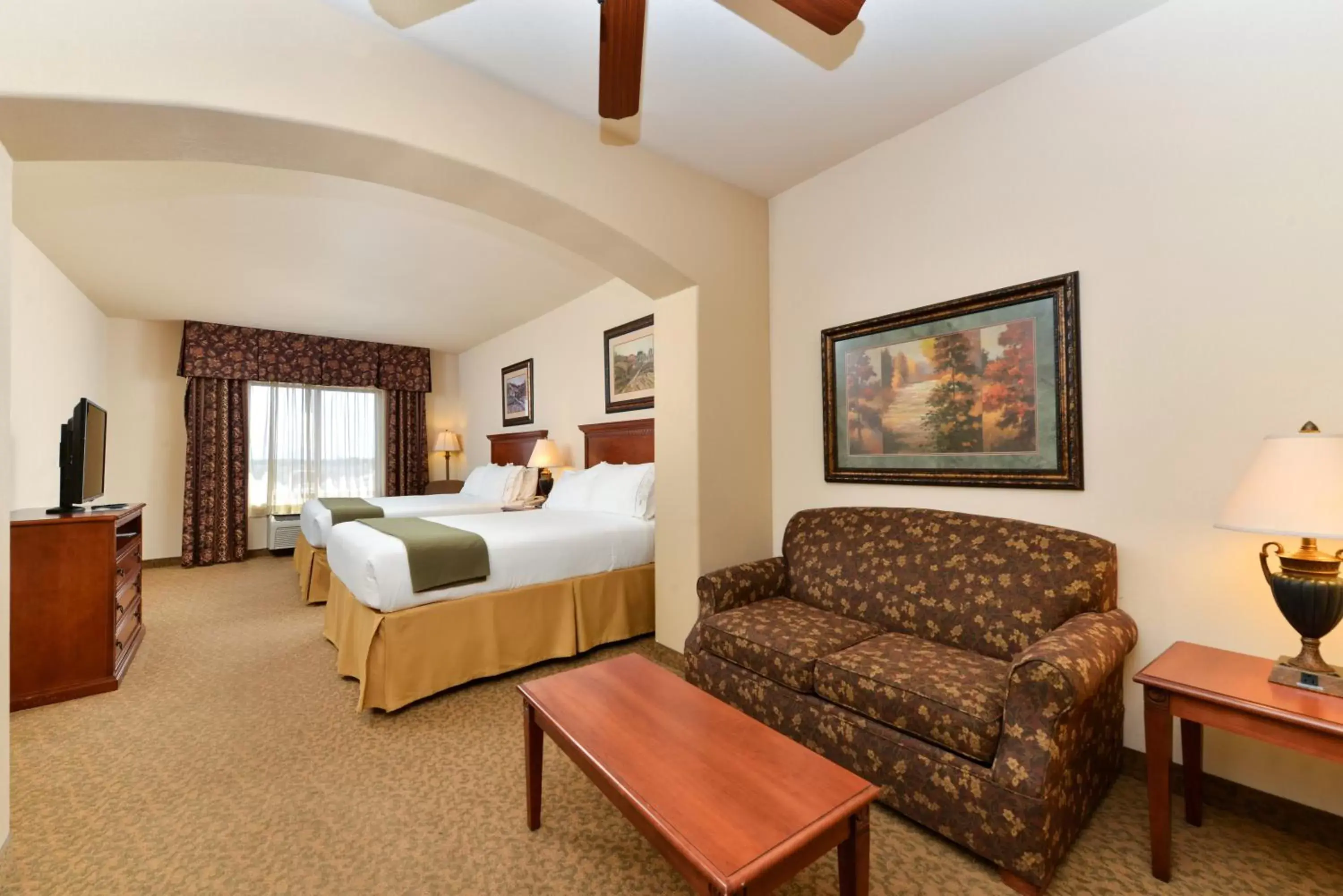 Queen Suite with Two Queen Beds in Holiday Inn Express Hotel & Suites Las Cruces by IHG Queen Suite with Two Queen Beds in Holiday Inn Express Hotel & Suites Las Cruces by IHG