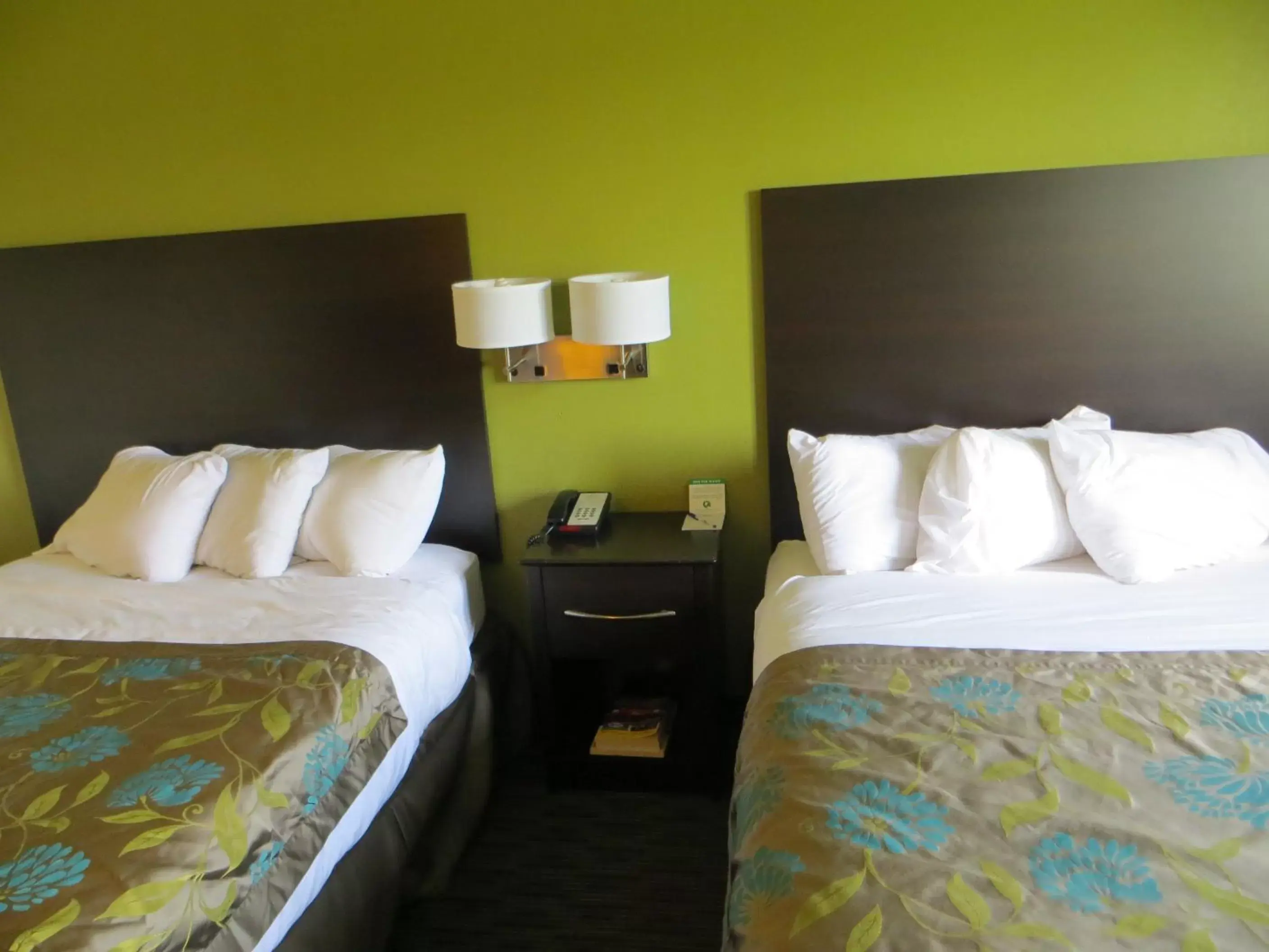 Queen Room with Two Queen Beds - Non-Smoking in Baymont by Wyndham Eau Claire WI Queen Room with Two Queen Beds - Non-Smoking in Baymont by Wyndham Eau Claire WI