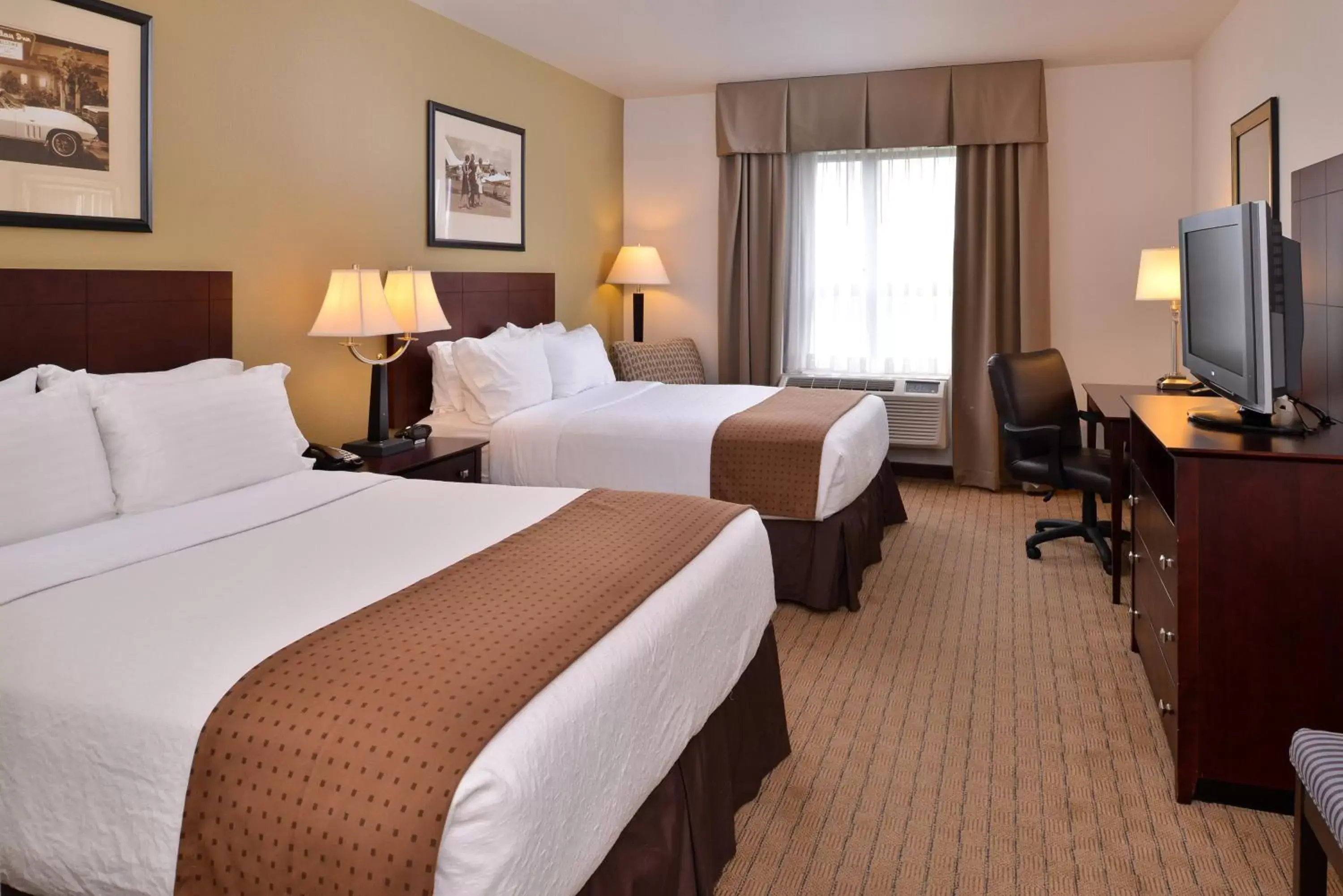 Standard Queen Room with Two Queen Beds in Holiday Inn Madison at The American Center by IHG Standard Queen Room with Two Queen Beds in Holiday Inn Madison at The American Center by IHG