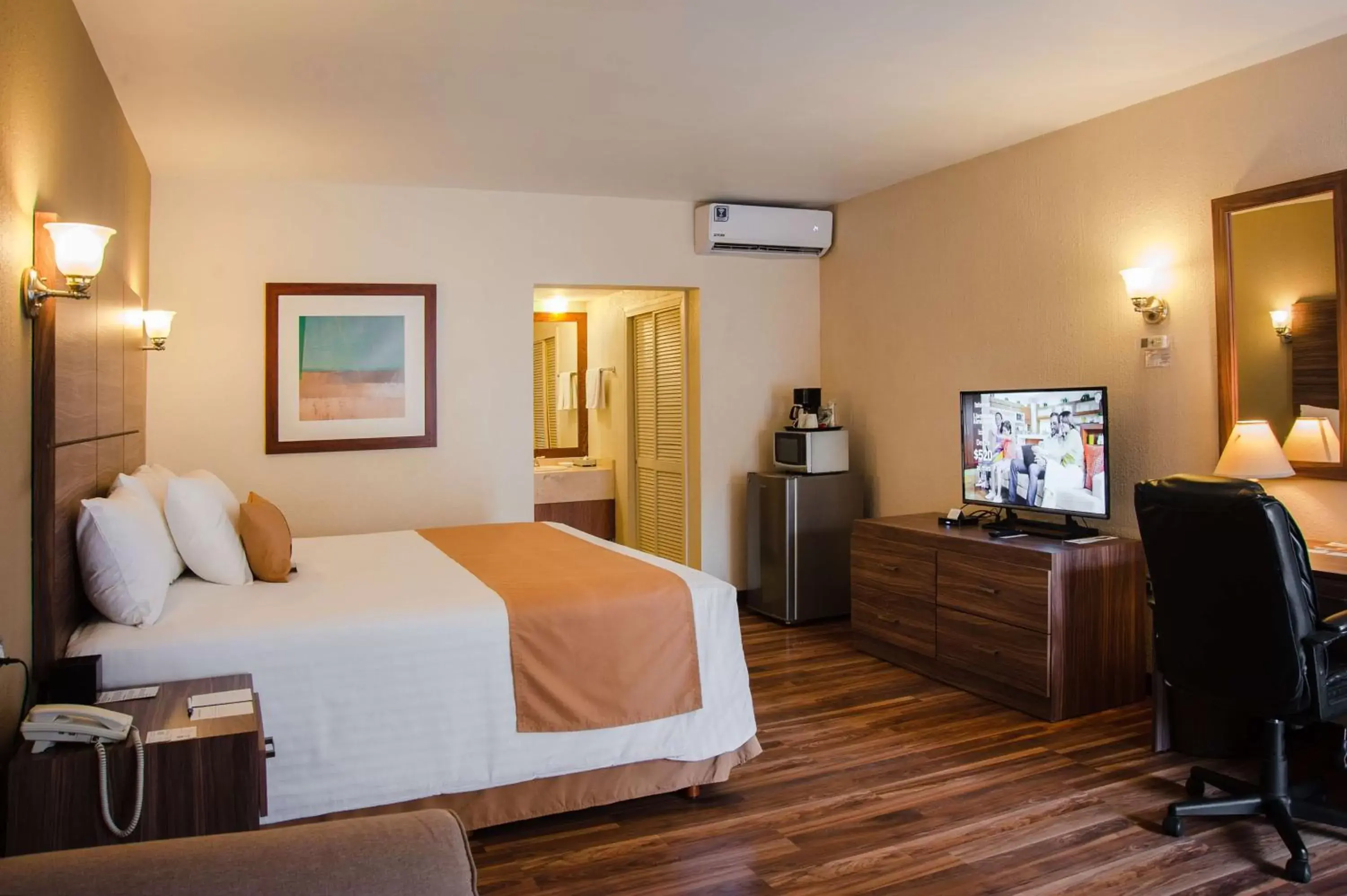 King Room - Non-Smoking in Best Western Cumbres Inn Cd. Cuauhtemoc King Room - Non-Smoking in Best Western Cumbres Inn Cd. Cuauhtemoc