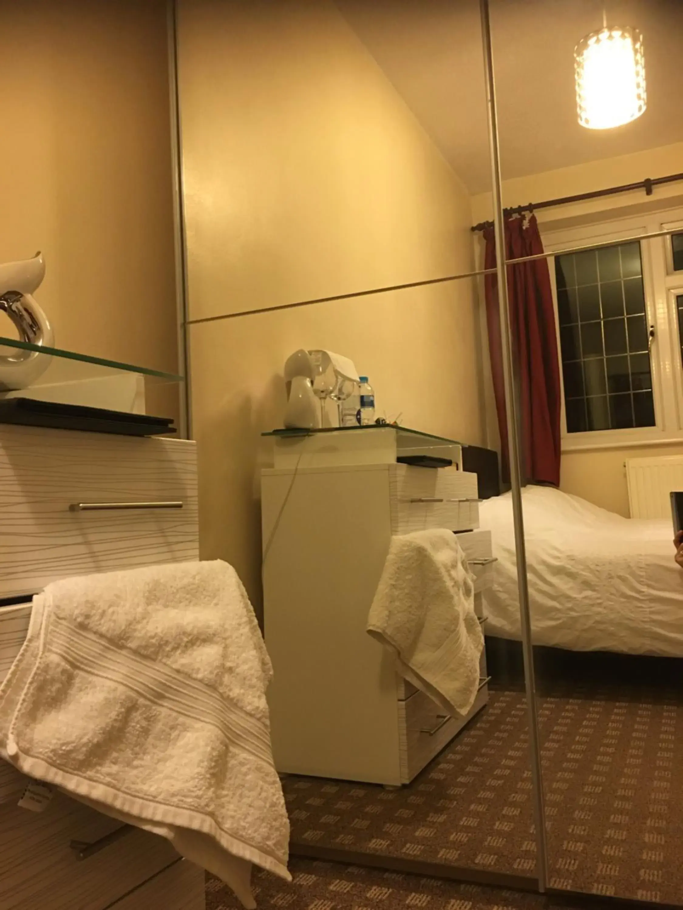 Double Room with Private Bathroom in Bianca's House Hotel Heathrow Airport Double Room with Private Bathroom in Bianca's House Hotel Heathrow Airport