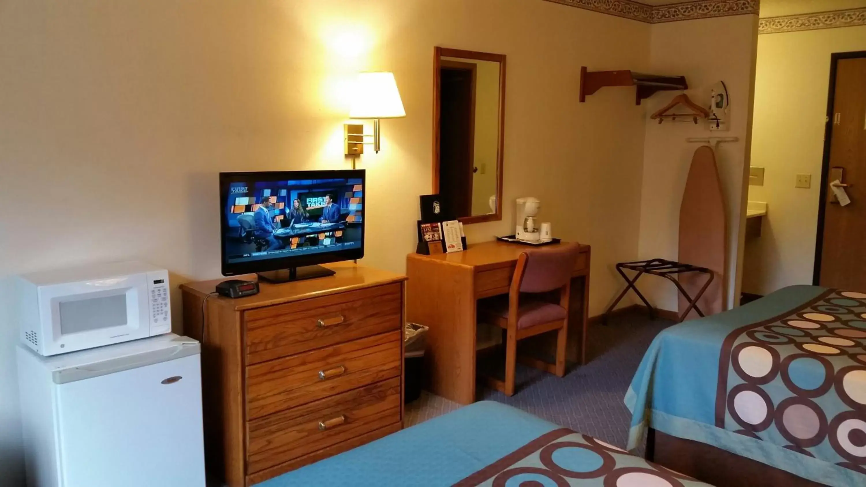 Double Room with Two Double Beds - Non-Smoking in Super 8 by Wyndham Macomb Double Room with Two Double Beds - Non-Smoking in Super 8 by Wyndham Macomb