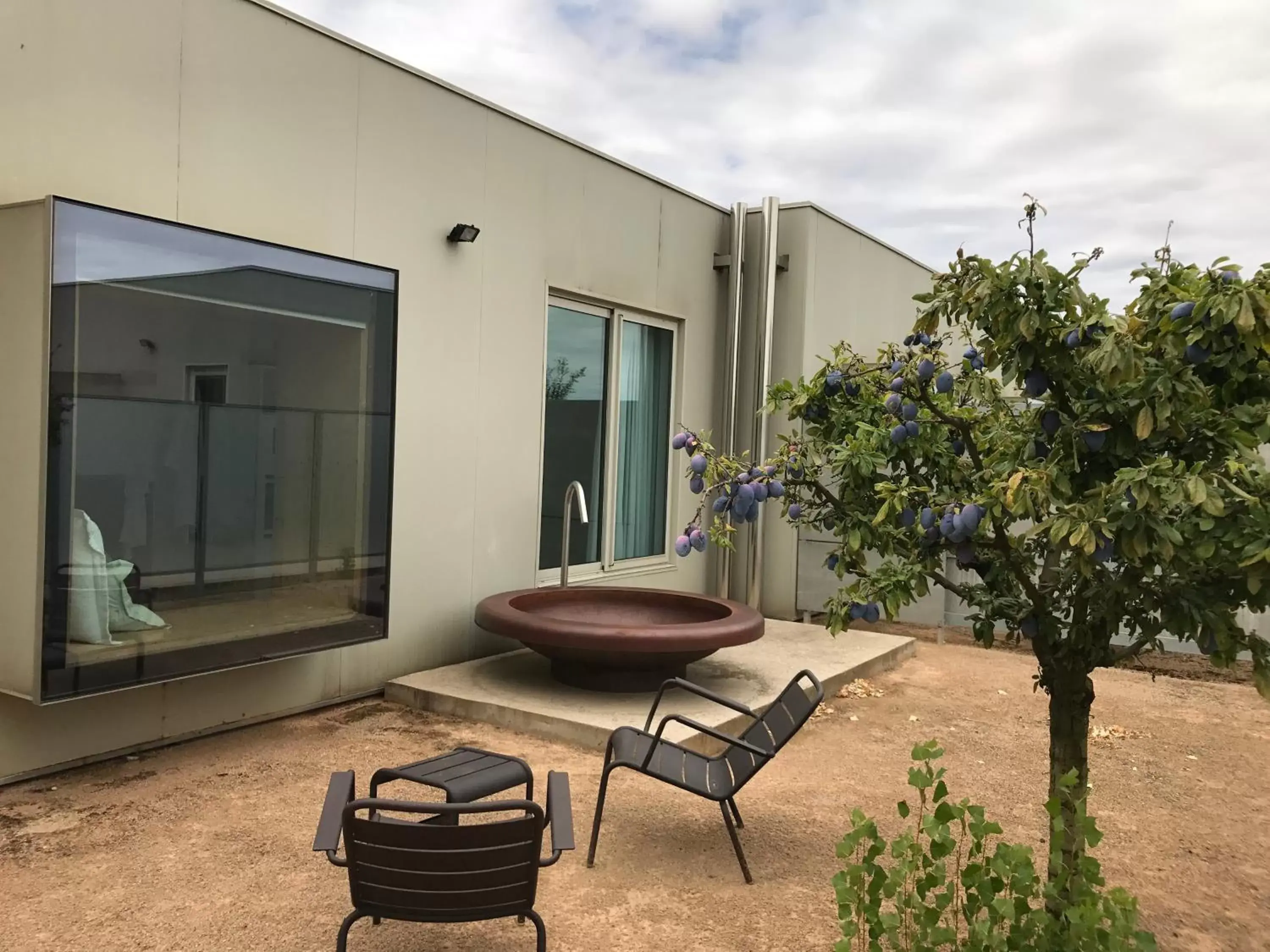 Habitación con bañera exterior y patio privado in Hotel Aire de Bardenas Habitación con bañera exterior y patio privado in Hotel Aire de Bardenas