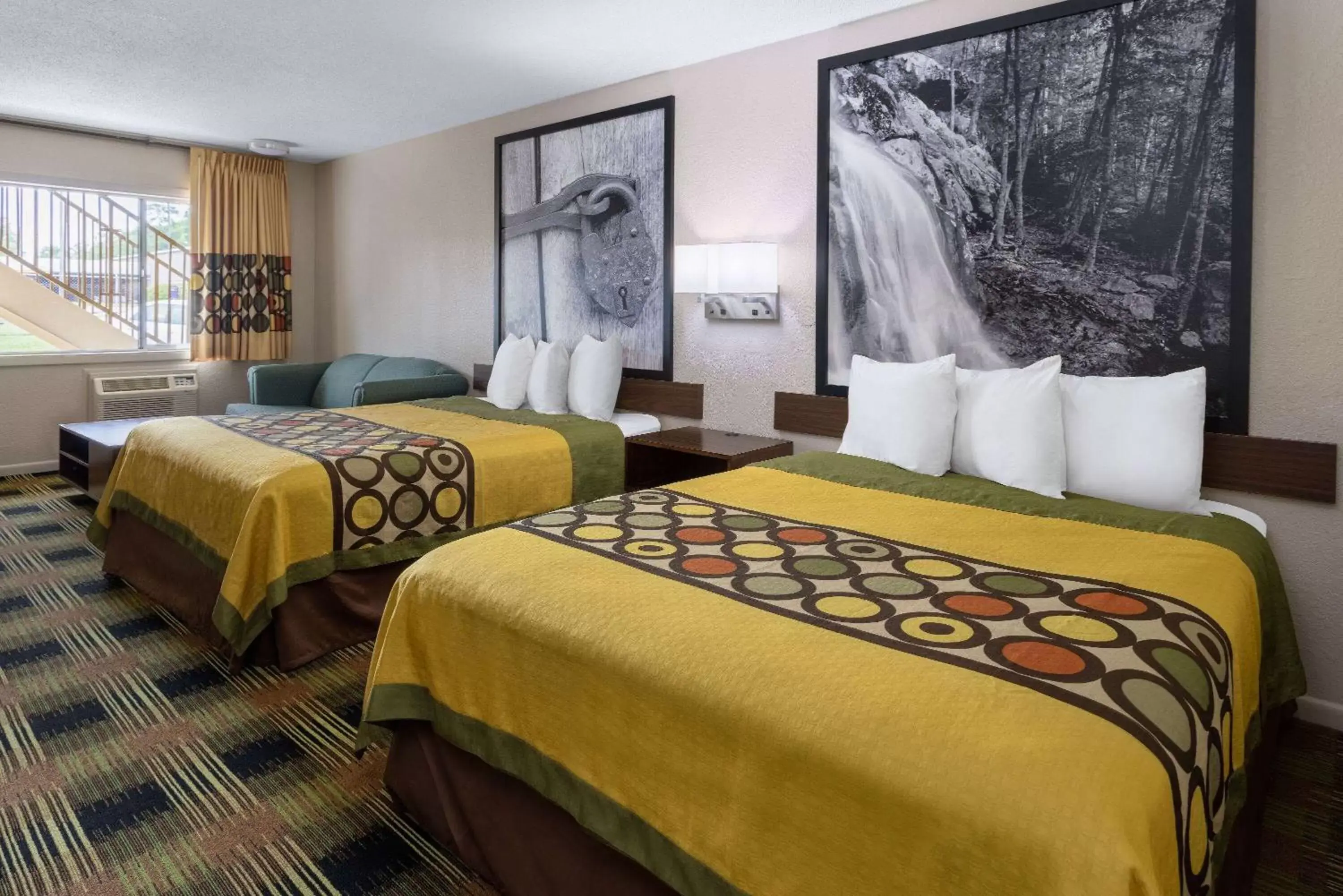 Deluxe Queen Room with Two Queen Beds - Non-Smoking in Super 8 by Wyndham Williamsburg/Historic Area Deluxe Queen Room with Two Queen Beds - Non-Smoking in Super 8 by Wyndham Williamsburg/Historic Area