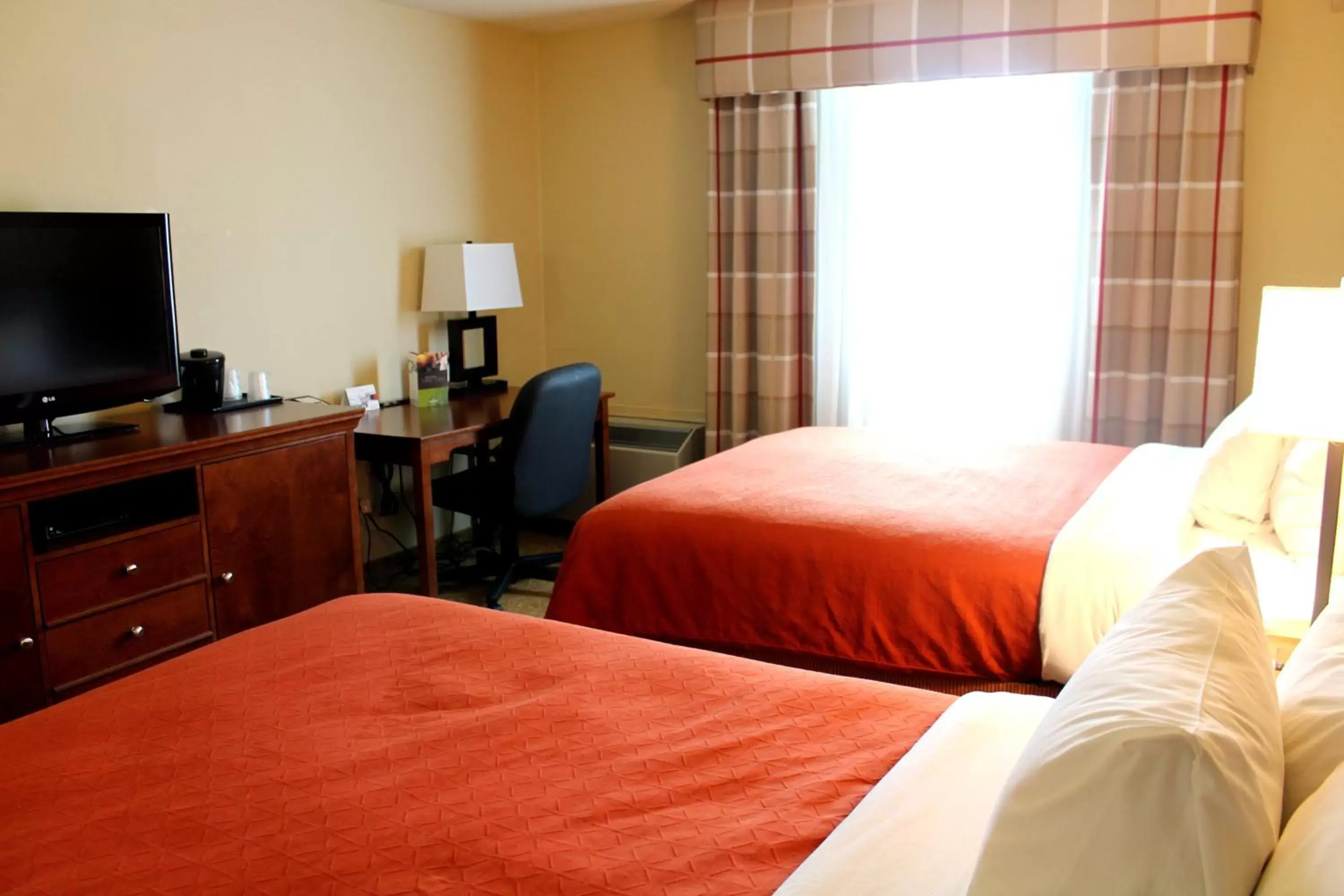Queen Room with Two Queen Beds - Non-Smoking/Upper Floor in Country Inn & Suites by Radisson, Winnipeg, MB Queen Room with Two Queen Beds - Non-Smoking/Upper Floor in Country Inn & Suites by Radisson, Winnipeg, MB