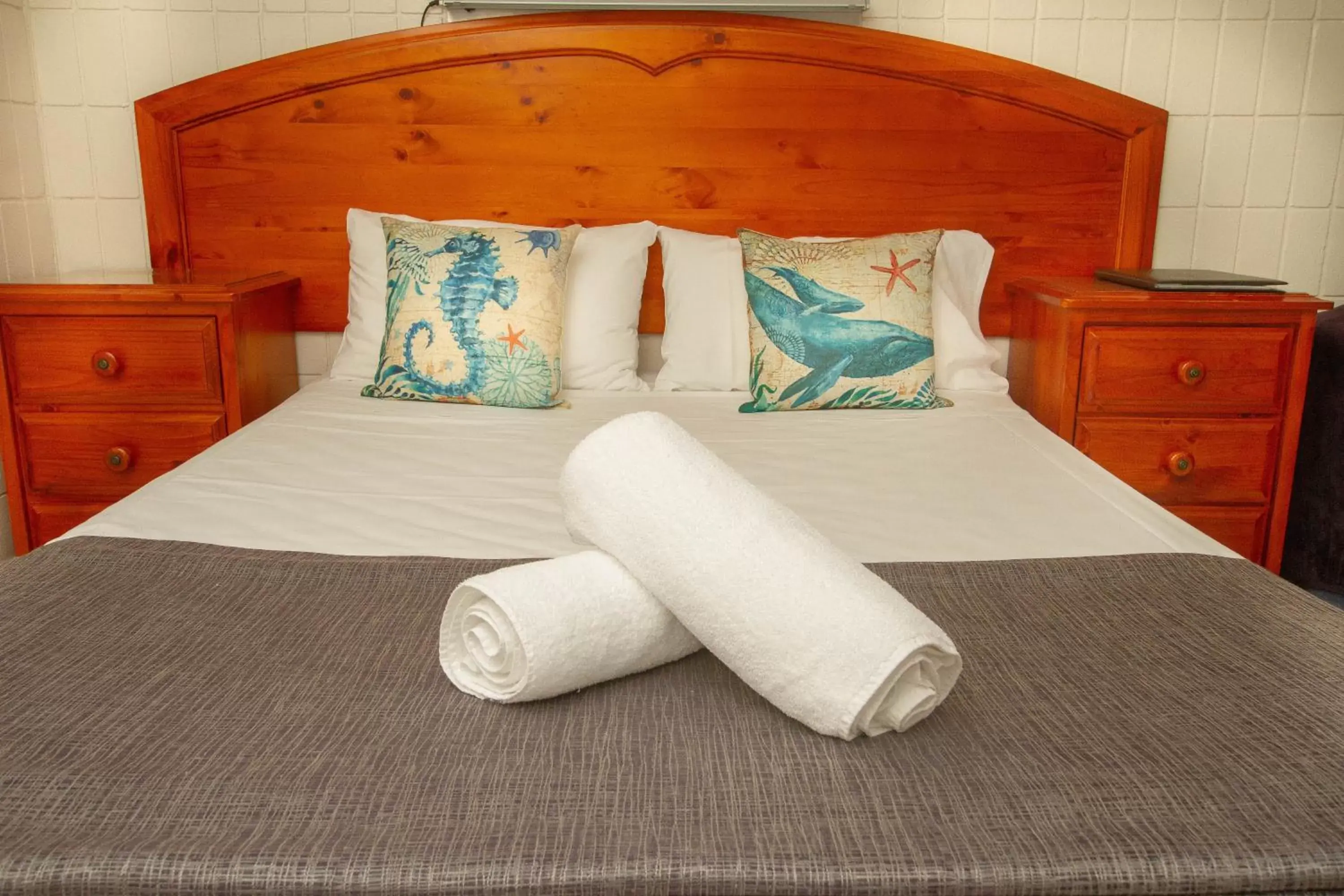 Standard Twin Room in Tropical Palms Resort & 4WD Hire Standard Twin Room in Tropical Palms Resort & 4WD Hire